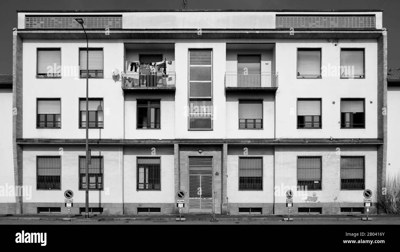 Padiglione principale della struttura di accoglienza temporanea 'Casa Jannacci' (Casa Jannacci) in viale Ortles, Milano, Italia, con la porta di servizio e la recinzione Foto Stock