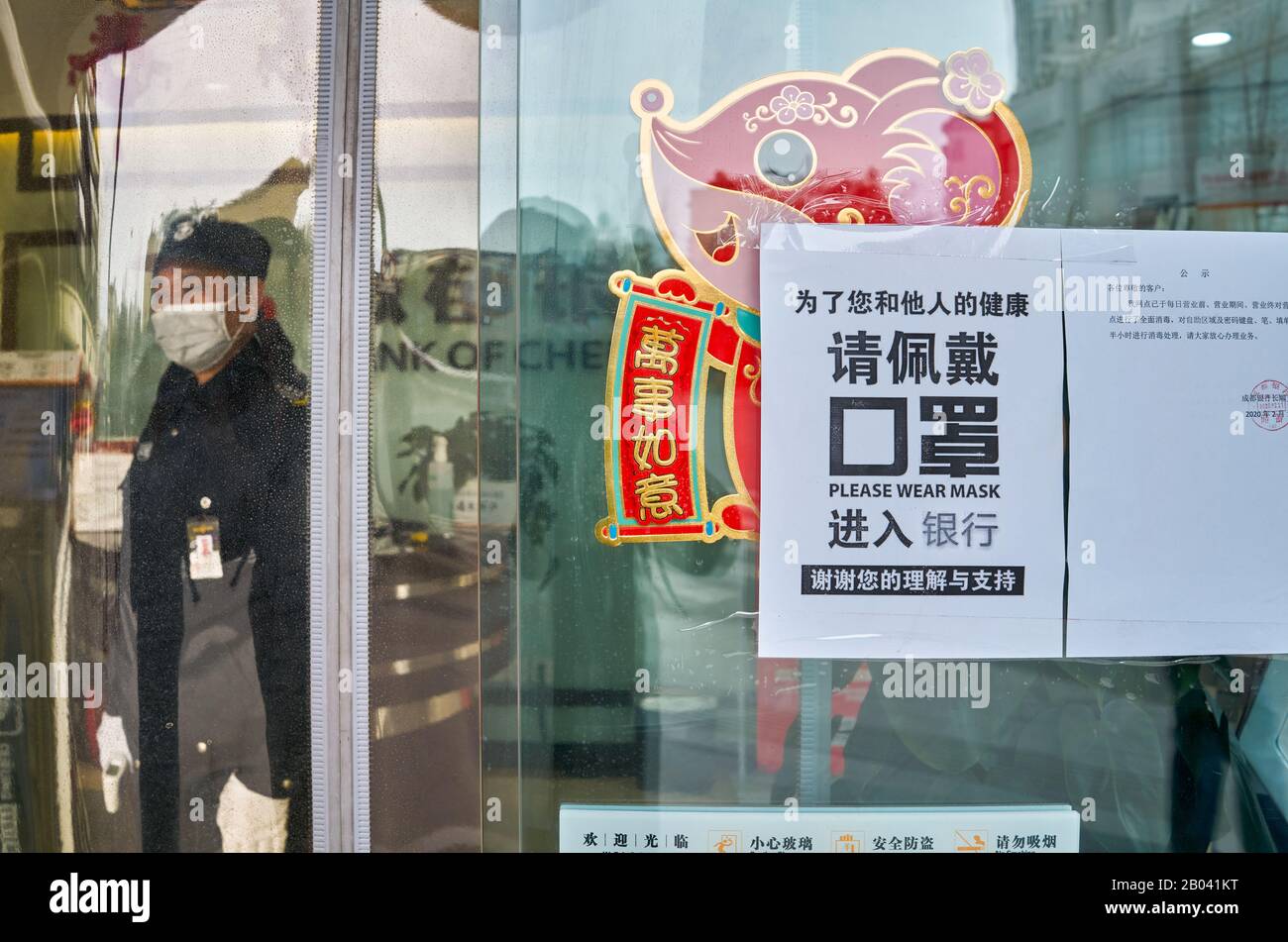 La malattia del coronavirus COVID-19 a Wuhan si sta diffondendo in tutto il mondo. Capodanno cinese 2020, anno di ratto e maschera è un compulsion. Foto Stock