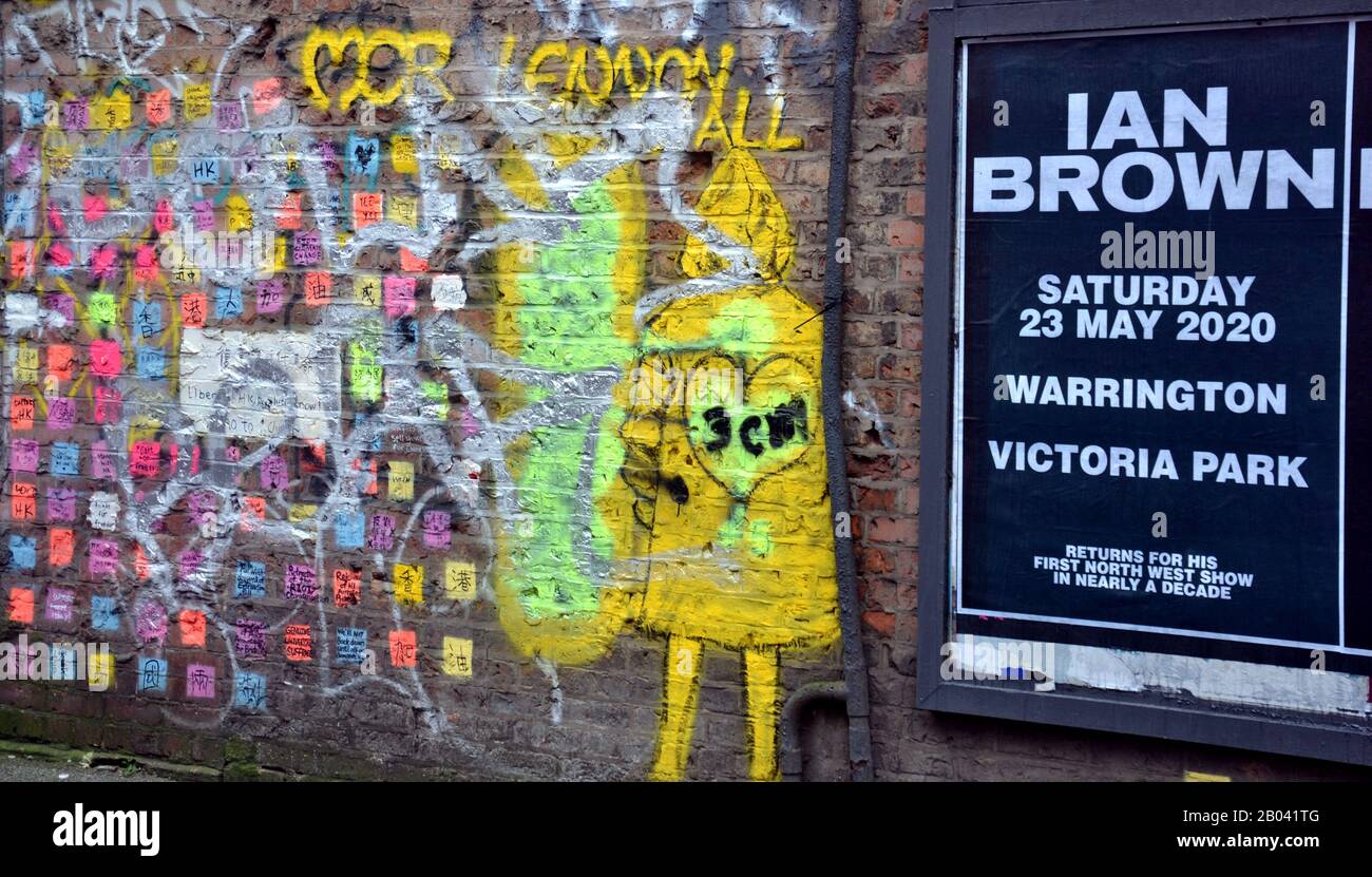 Opere d'arte e graffiti decorano le strade nel quartiere Nord di Manchester, Regno Unito Foto Stock