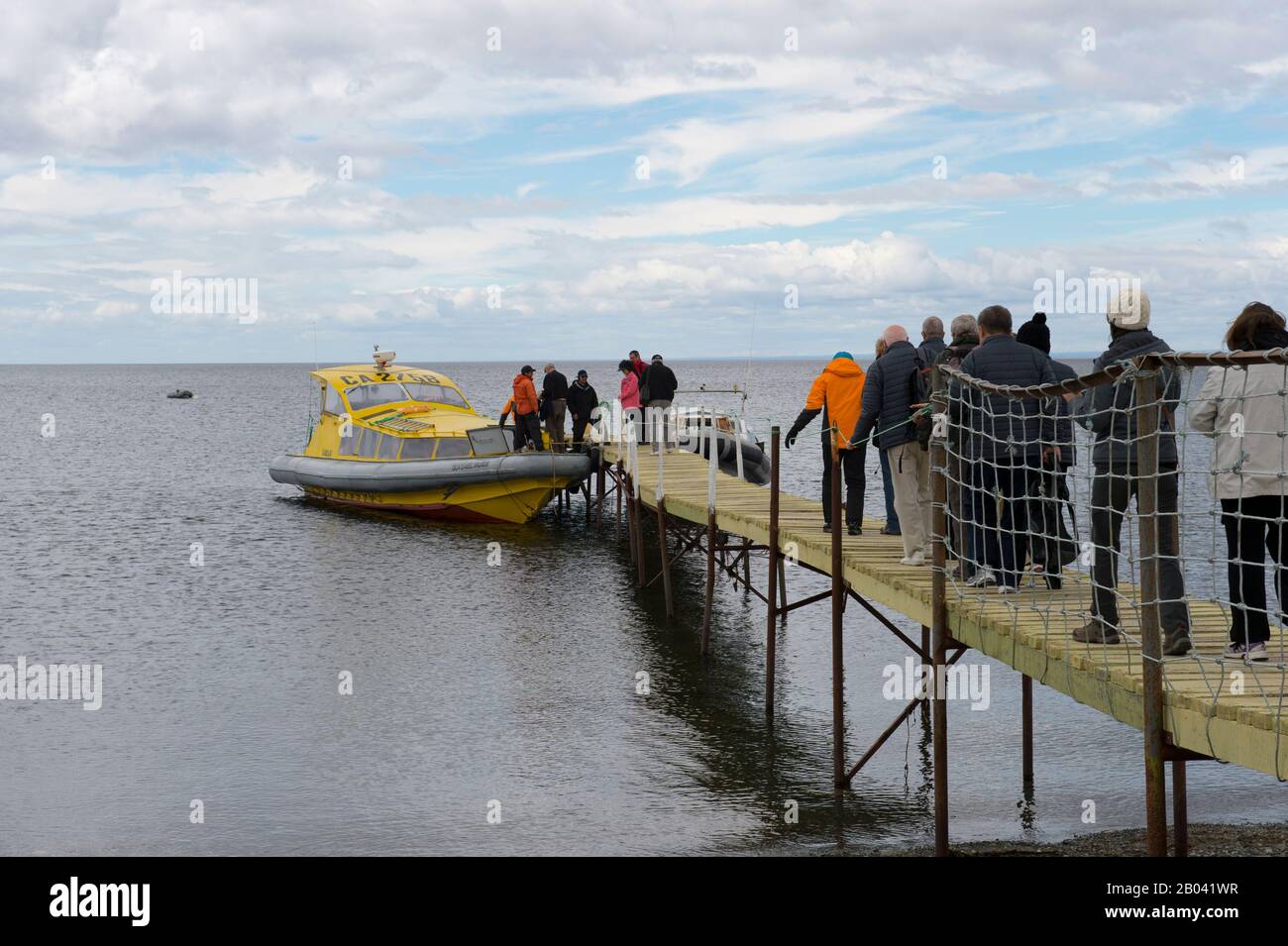 Turisti a bordo di una barca per andare a Magdalena Island nello stretto di Magellano vicino a Punta Arenas nel Cile meridionale. Foto Stock