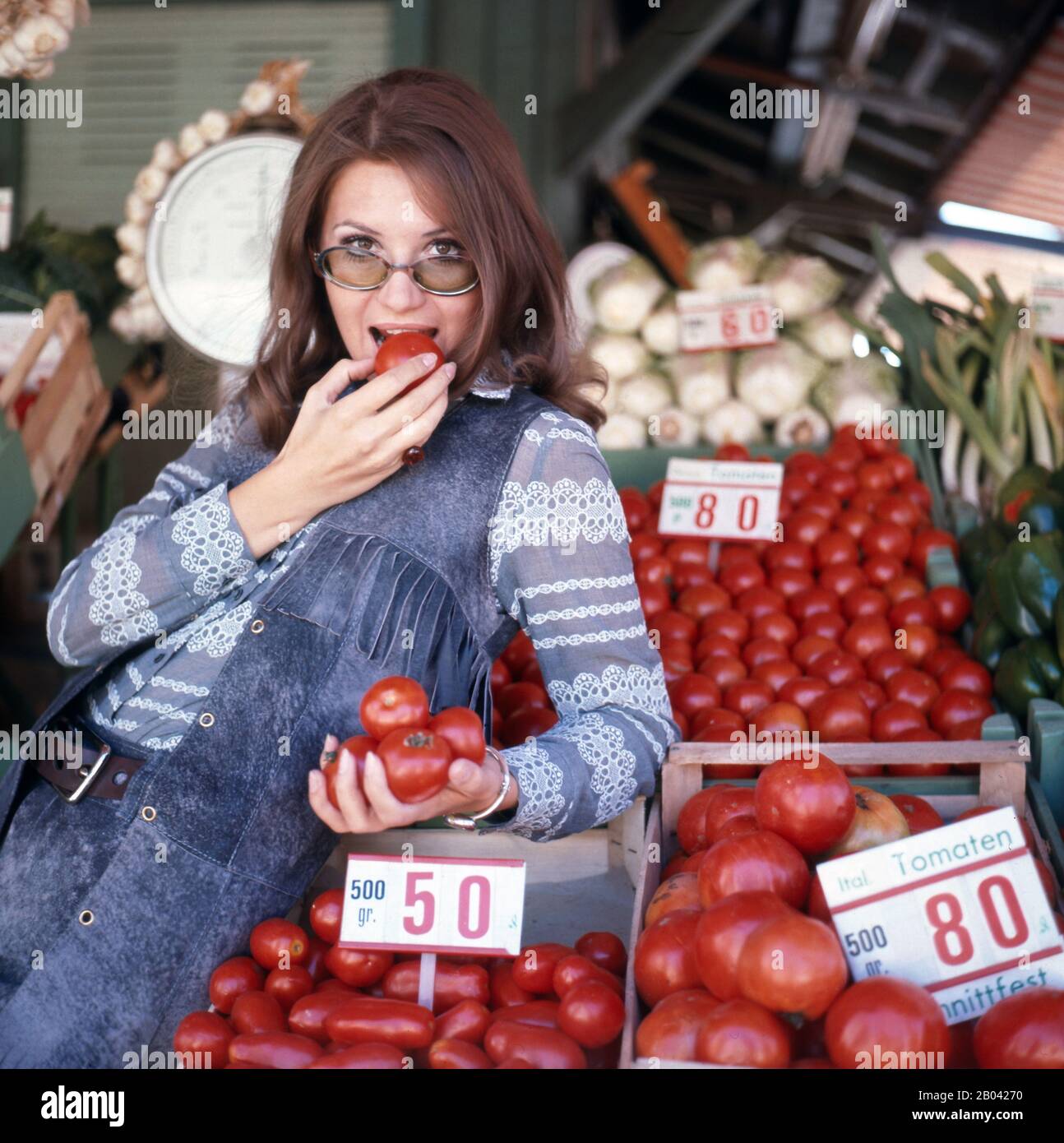 Deutsche Schlagersängerin Edina Pop beim Plattencovershooting zur Single TOMATEN ROTE LIPEN und ALLES GEHT VORÜBER, Deutschland 1970. Cantante pop tedesco Edina Pop al record copertina sparare per il singolo TOMATEN ROTE LIPEN und ALLES GEHT VORÜBER, Germania 1970. Foto Stock