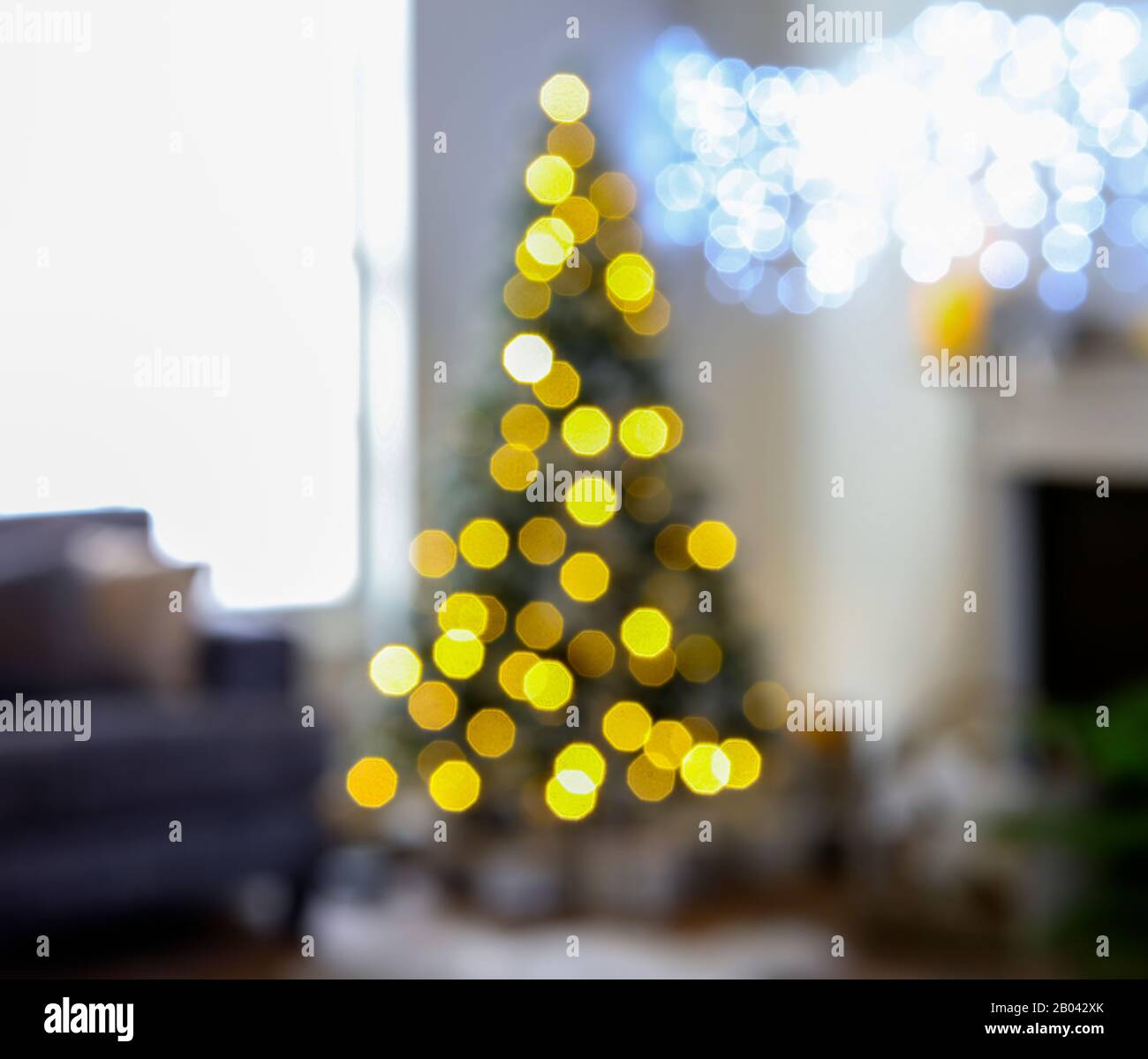 Albero di Natale con luci sfocate, sfocate, soffici, effetto bokeh Foto Stock