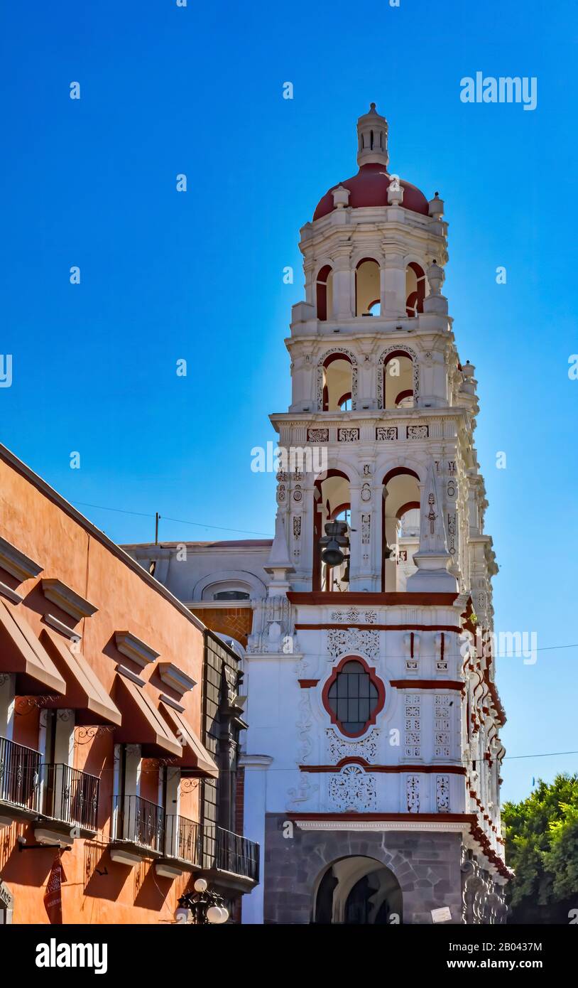 Facciata Torre Gesuita Chiesa Di La Compania Puebla Messico. Costruito nel 1700. Luogo Di Sepoltura Catarina De San Juan Messico Santa Cina Poblana Foto Stock