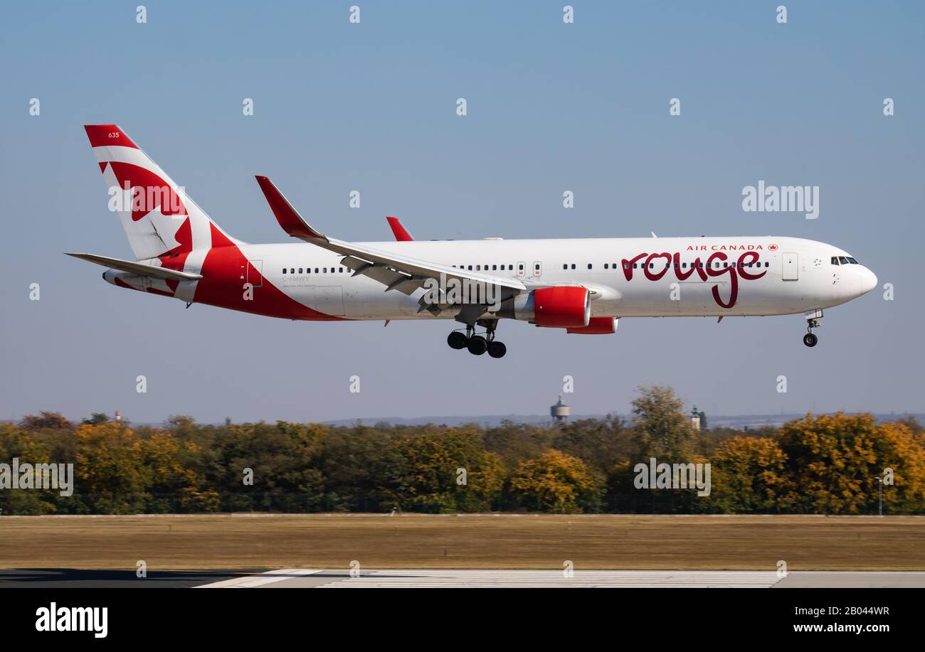 Budapest / Ungheria - 14 ottobre 2018: Arrivo e sbarco in aereo da passeggeri Air Canada Rouge Boeing 767-300 C-FMWY all'aeroporto di Budapest Foto Stock