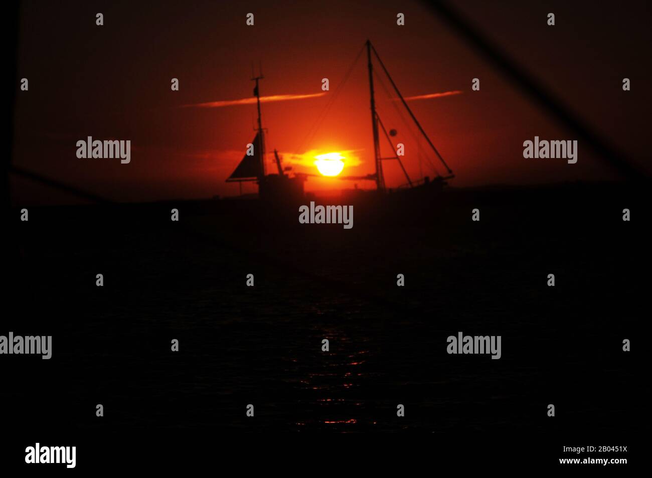barca a vela silhouette tramonto Foto Stock