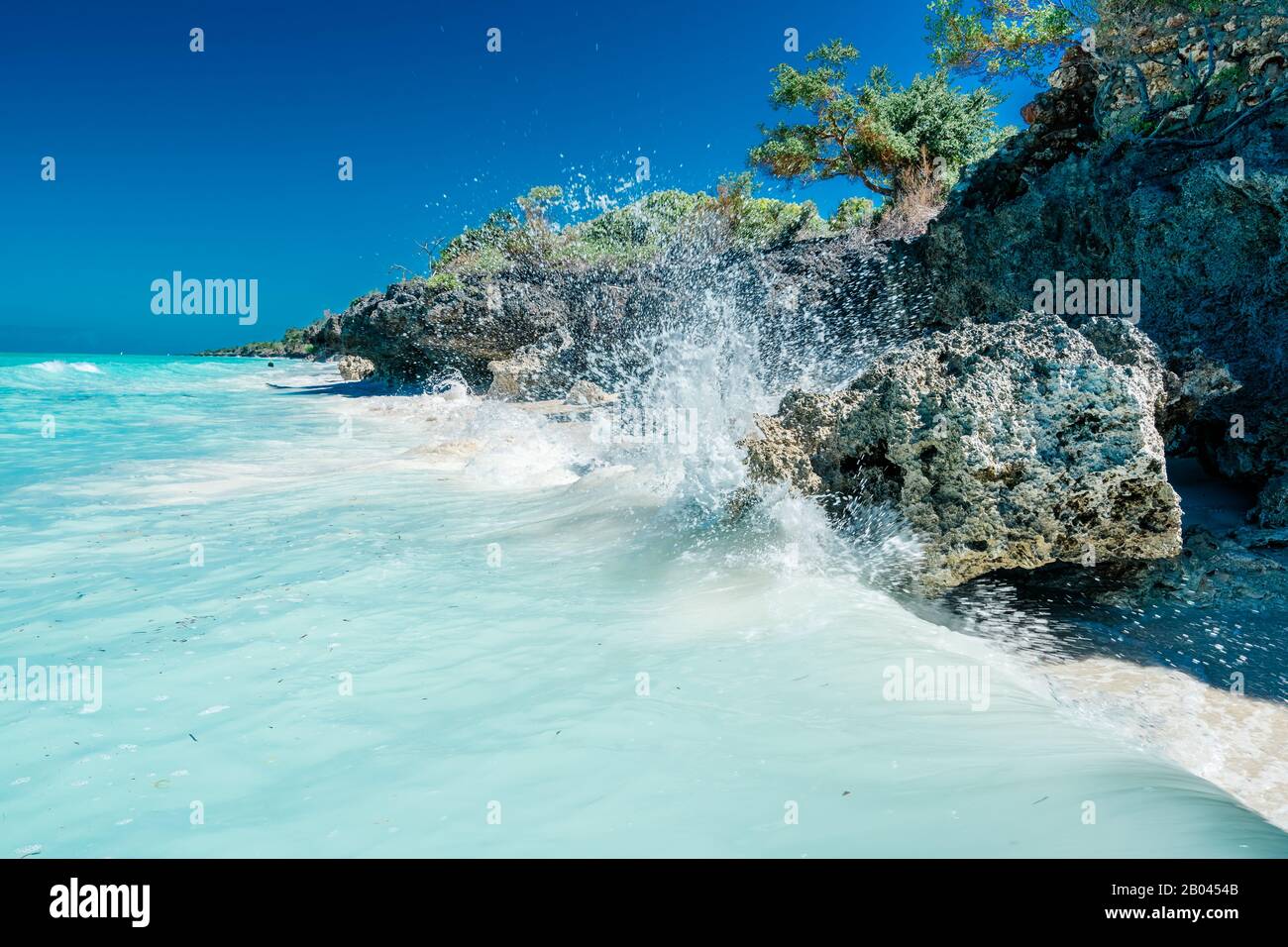 Spiaggia di sabbia bianca solitaria a Nungwi, Zanzibar, Tanzania, Africa Foto Stock