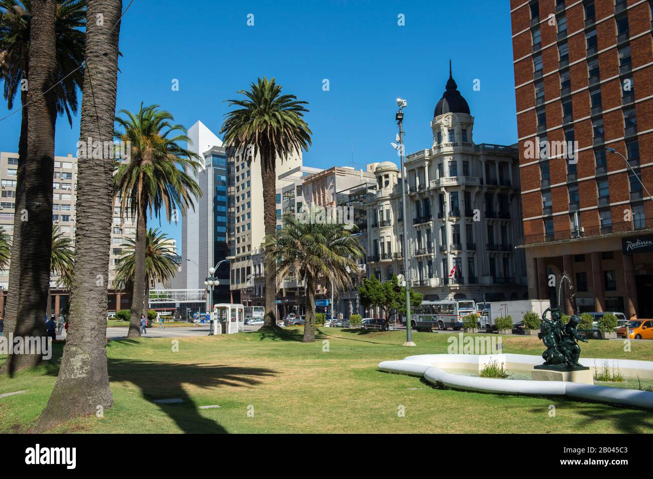 Piazza dell'Indipendenza (Plaza Independencia) è una delle piazze più antiche e importanti di Montevideo, Uruguay. Foto Stock
