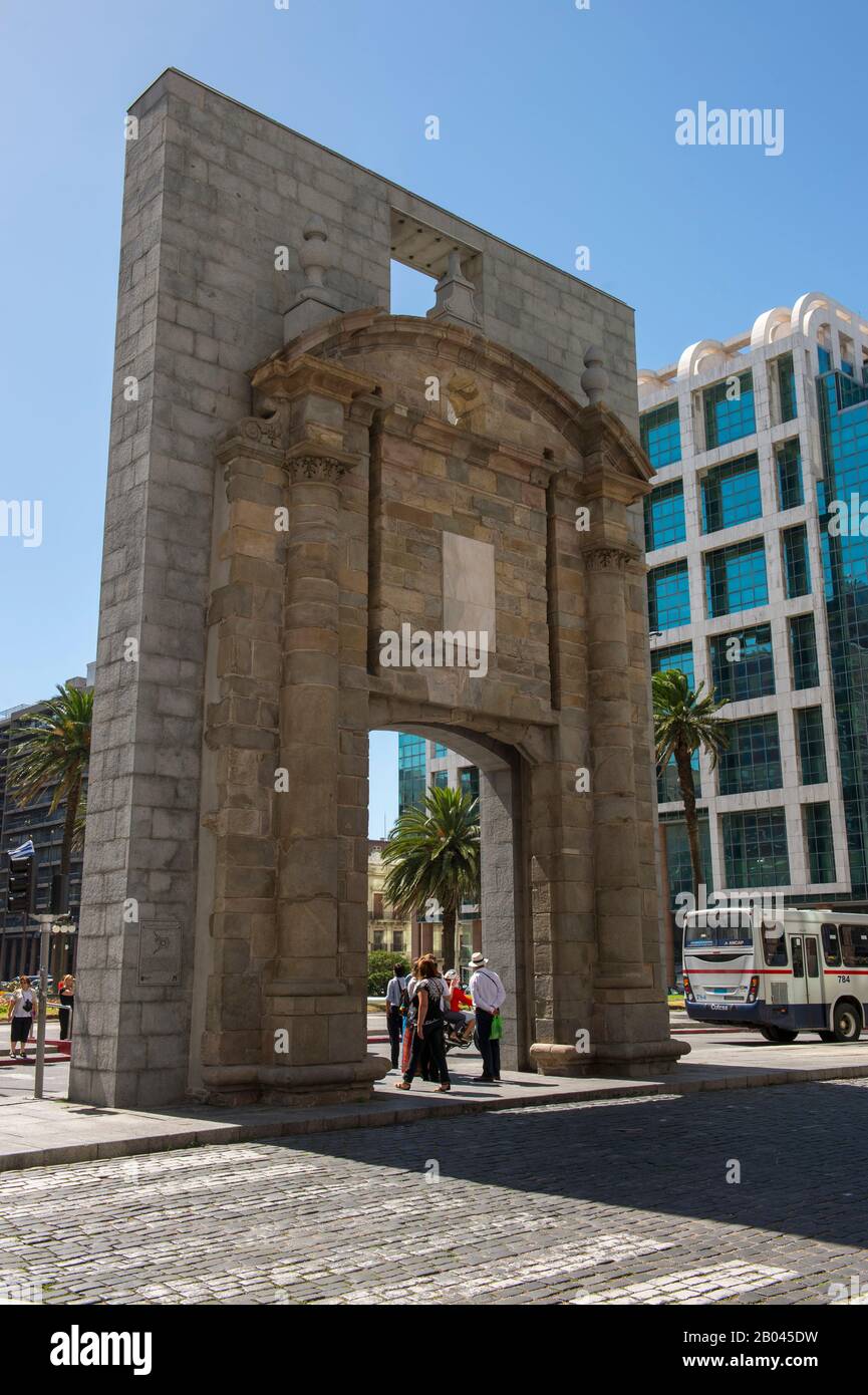 L'unica porta della città rimasta è in Piazza dell'Indipendenza (Plaza Independencia), una delle piazze più antiche e importanti di Montevideo, Uruguay. Foto Stock