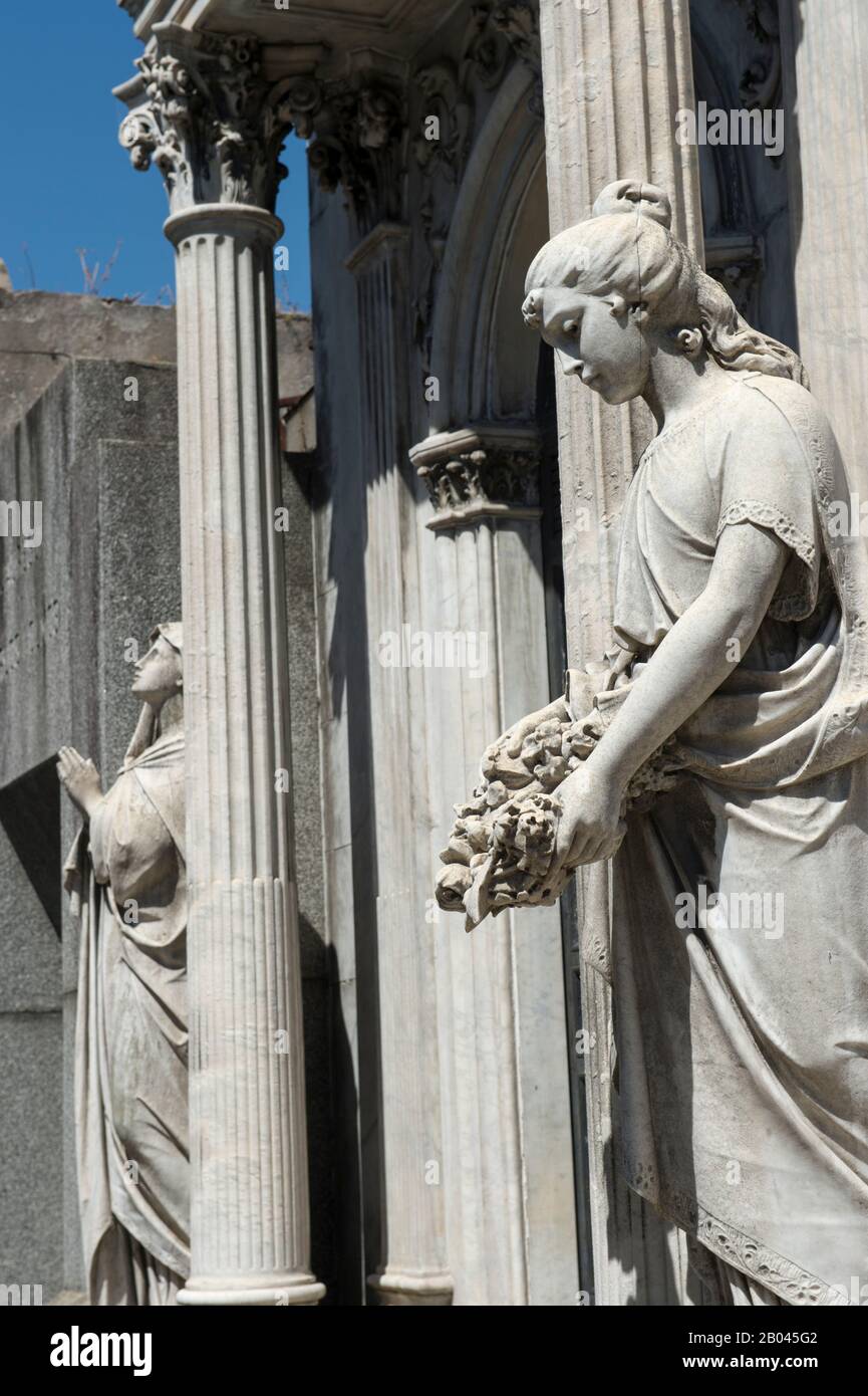 Statue che decorano tombe sul Cimitero la Recoleta, un cimitero situato nel quartiere Recoleta di Buenos Aires in Argentina. Contiene il grav Foto Stock