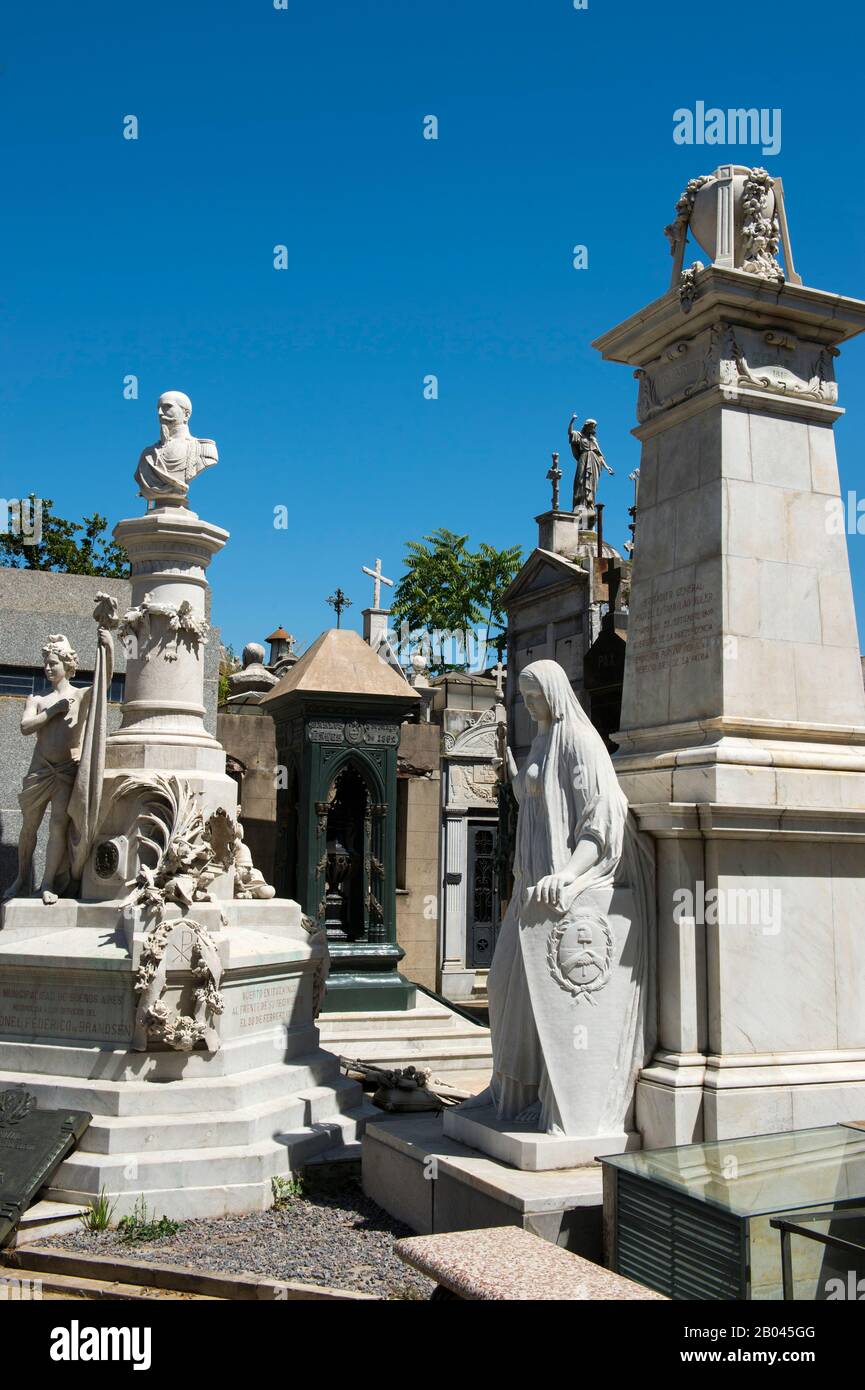 Statue che decorano tombe sul Cimitero la Recoleta, un cimitero situato nel quartiere Recoleta di Buenos Aires in Argentina. Contiene il grav Foto Stock