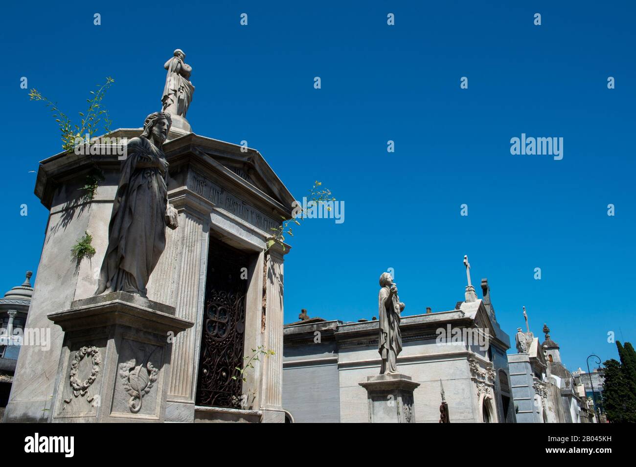 Statue che decorano tombe sul Cimitero la Recoleta, un cimitero situato nel quartiere Recoleta di Buenos Aires in Argentina. Contiene il grav Foto Stock