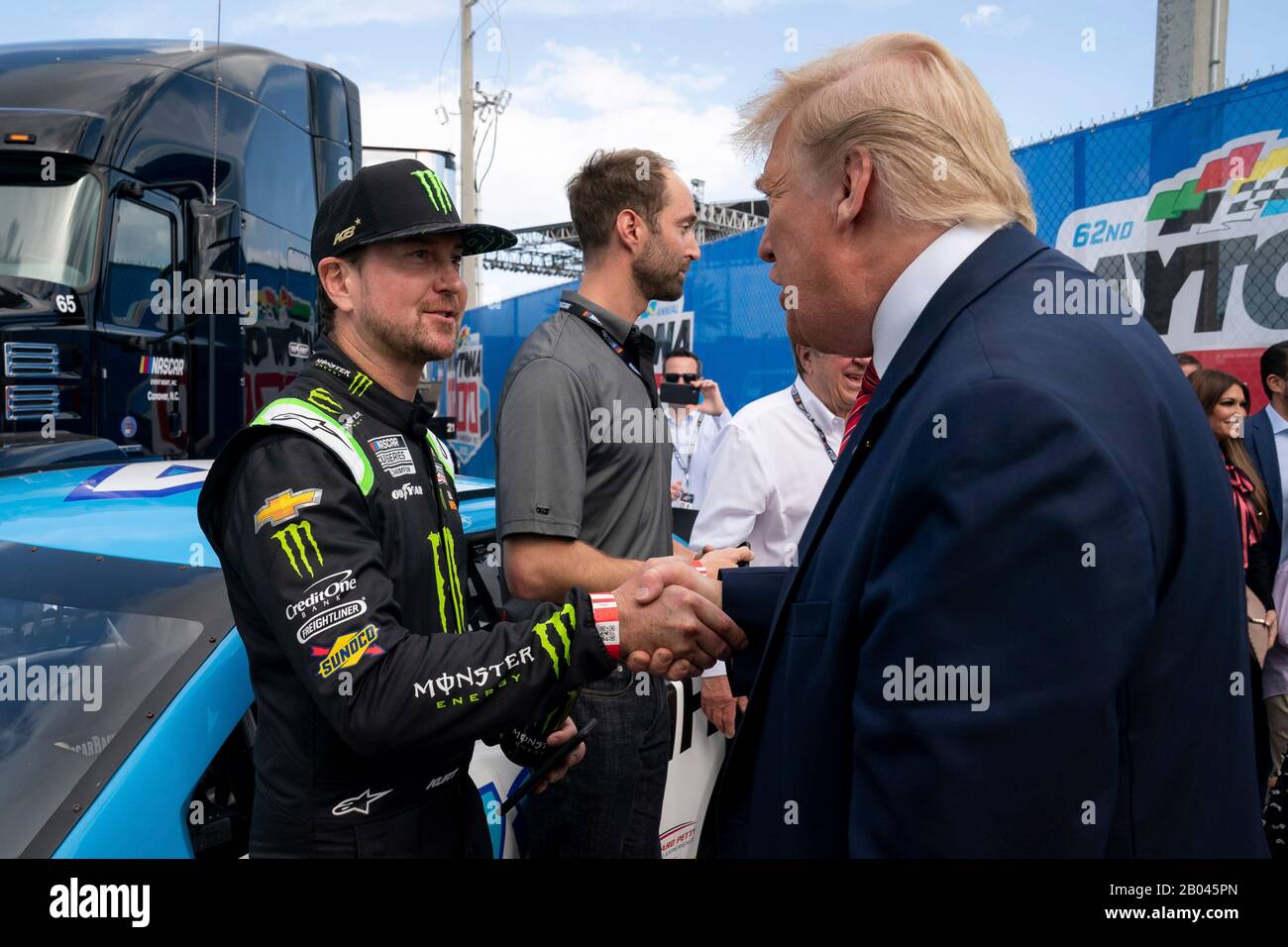 Il presidente degli Stati Uniti Donald Trump e First Lady Melania Trump salutano i piloti NASCAR al circuito internazionale di Daytona 16 febbraio 2020 a Daytona Beach, Florida. Trump è servito come il motorino di avviamento ufficiale della NASCAR Daytona 500 auto corsa e ha preso un giro nella limousine presidenziale intorno alla pista. Foto Stock