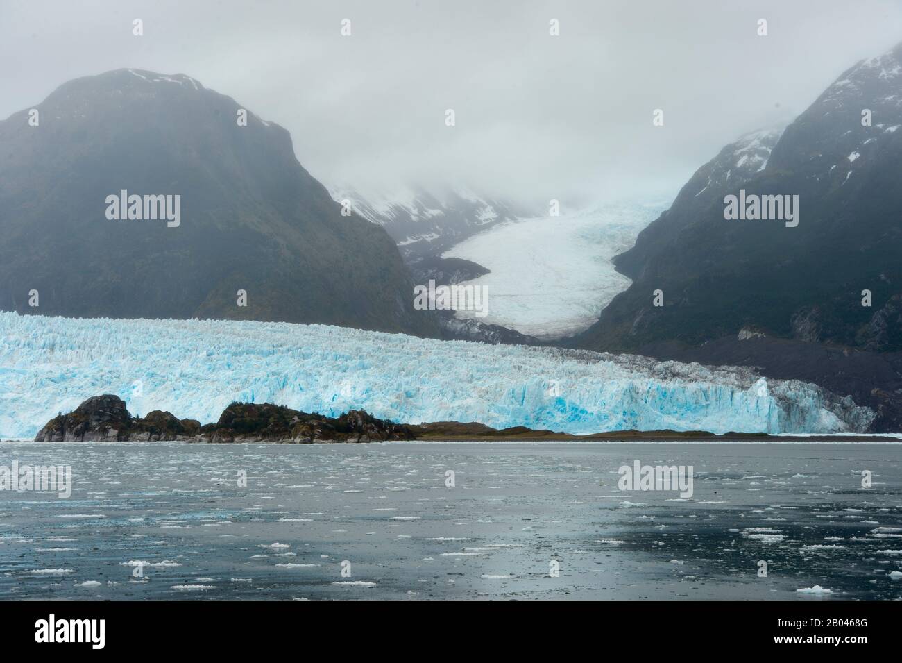 Vista sul ghiacciaio Amalia, conosciuto anche come Ghiacciaio Skua, un ghiacciaio della tideacqua situato nel Parco Nazionale Bernardo o'Higgins, ai margini del Sarmiento C. Foto Stock