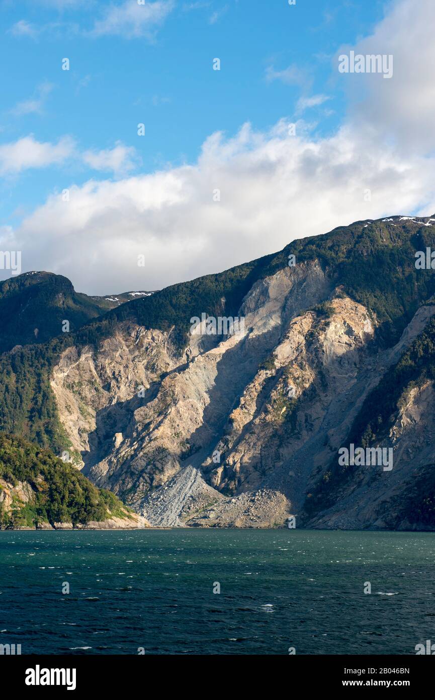 Vista della collina nei fiordi cileni vicino a Puerto Chacabuco nel Cile meridionale, dove una grande frana ha avuto luogo durante un terremoto il 22nd aprile, Foto Stock