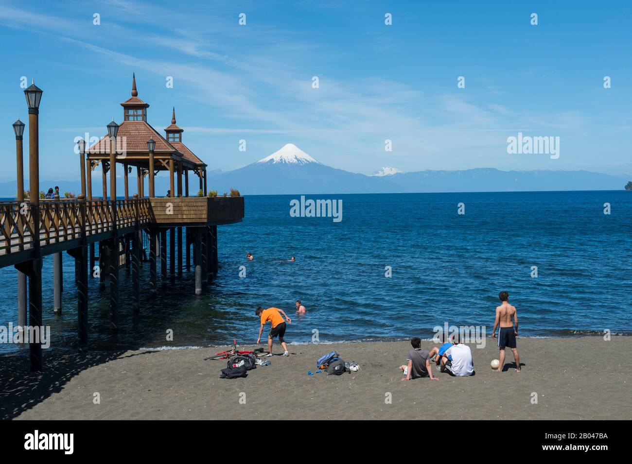 Pier a Frutillar, una piccola città sul lago Llanquihue nel Lake District vicino a Puerto Montt, Cile con Osorno Volcano in background. Foto Stock