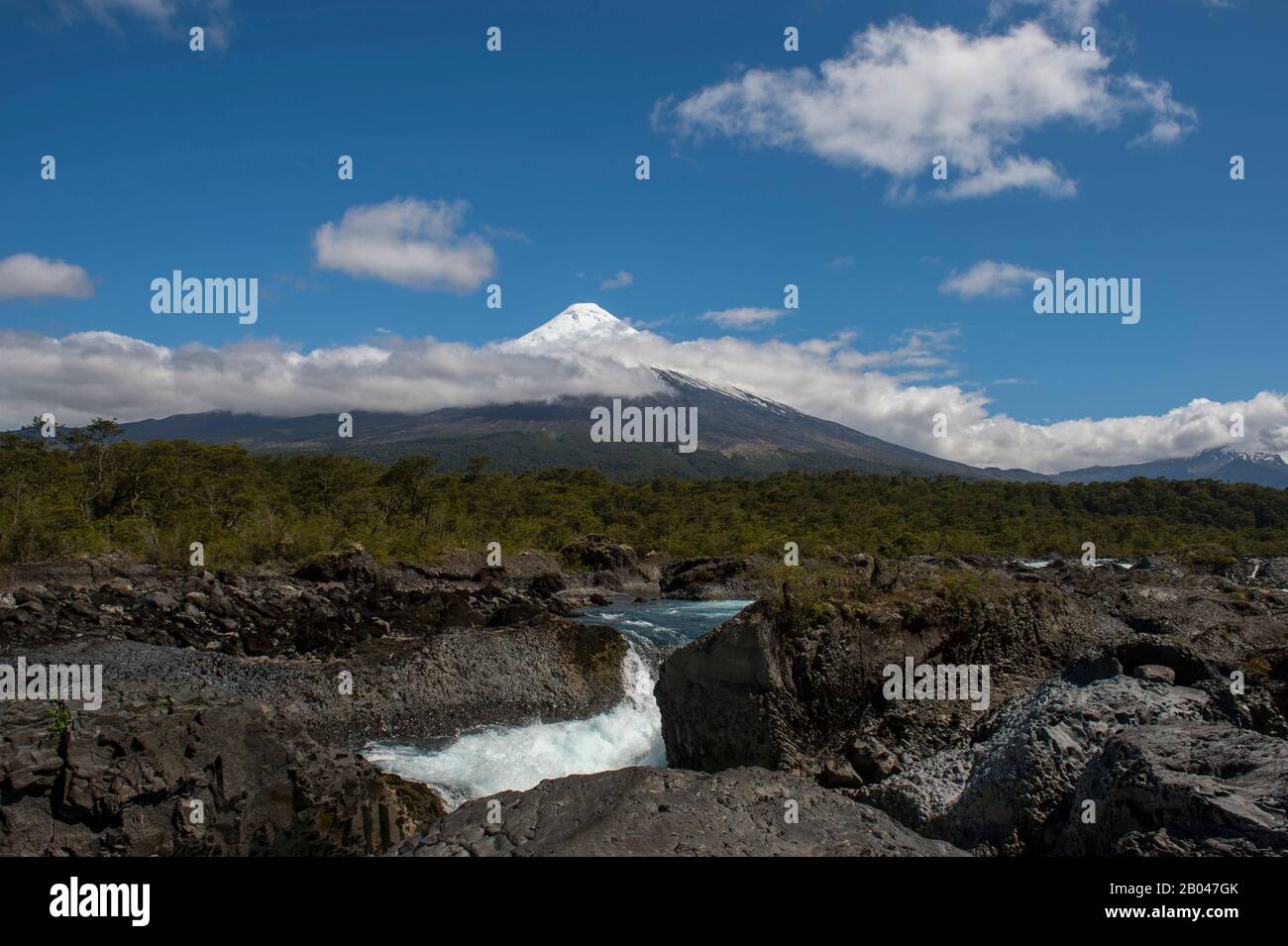 Vista delle Petrohue Rapids nel Parco Nazionale Vicente Perez Rosales nella Regione del Lago del Cile meridionale con il Vulcano Osorno, una conica alta 2.652 metri Foto Stock