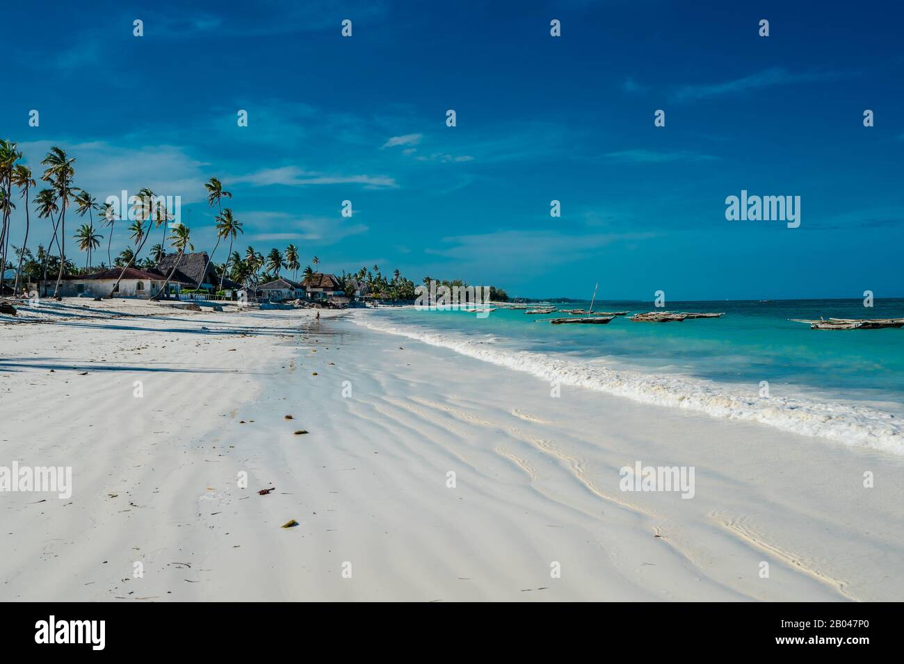 Spiaggia di sabbia bianca a Jambiani, Zanzibar, Tanzania, Africa Foto Stock