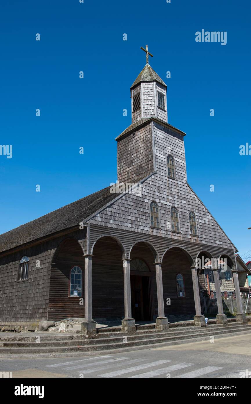 La Chiesa in legno (costruita nel 1730) ad Achao, patrimonio dell'umanità dell'UNESCO, sull'isola di Quinchao, l'isola di Chiloe, nel Cile meridionale. Foto Stock