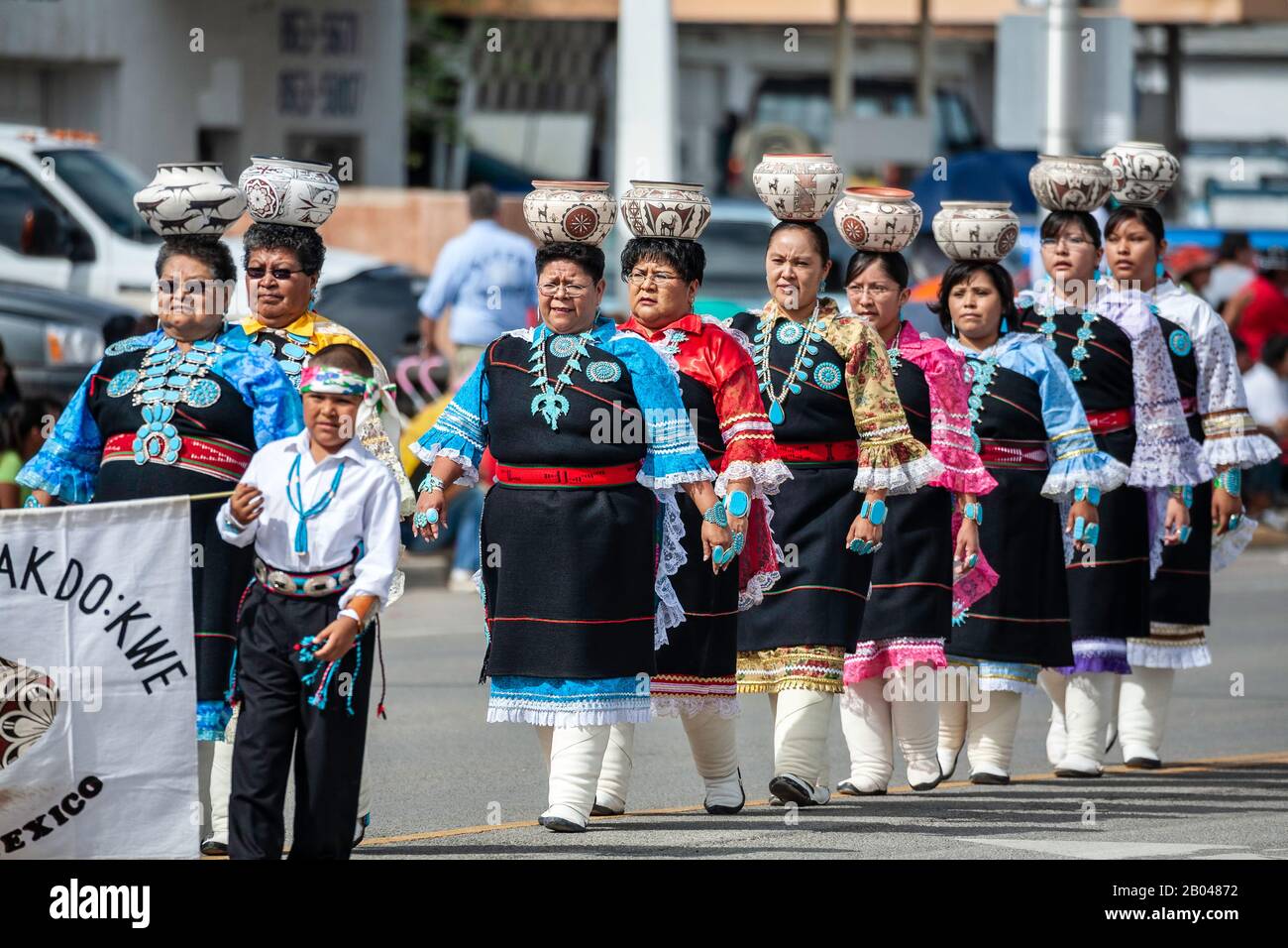 Donne Zuni con pentole sulle loro teste, parata Cerimoniale, Gallup Inter-Tribal Ceremonial, New Mexico USA Foto Stock