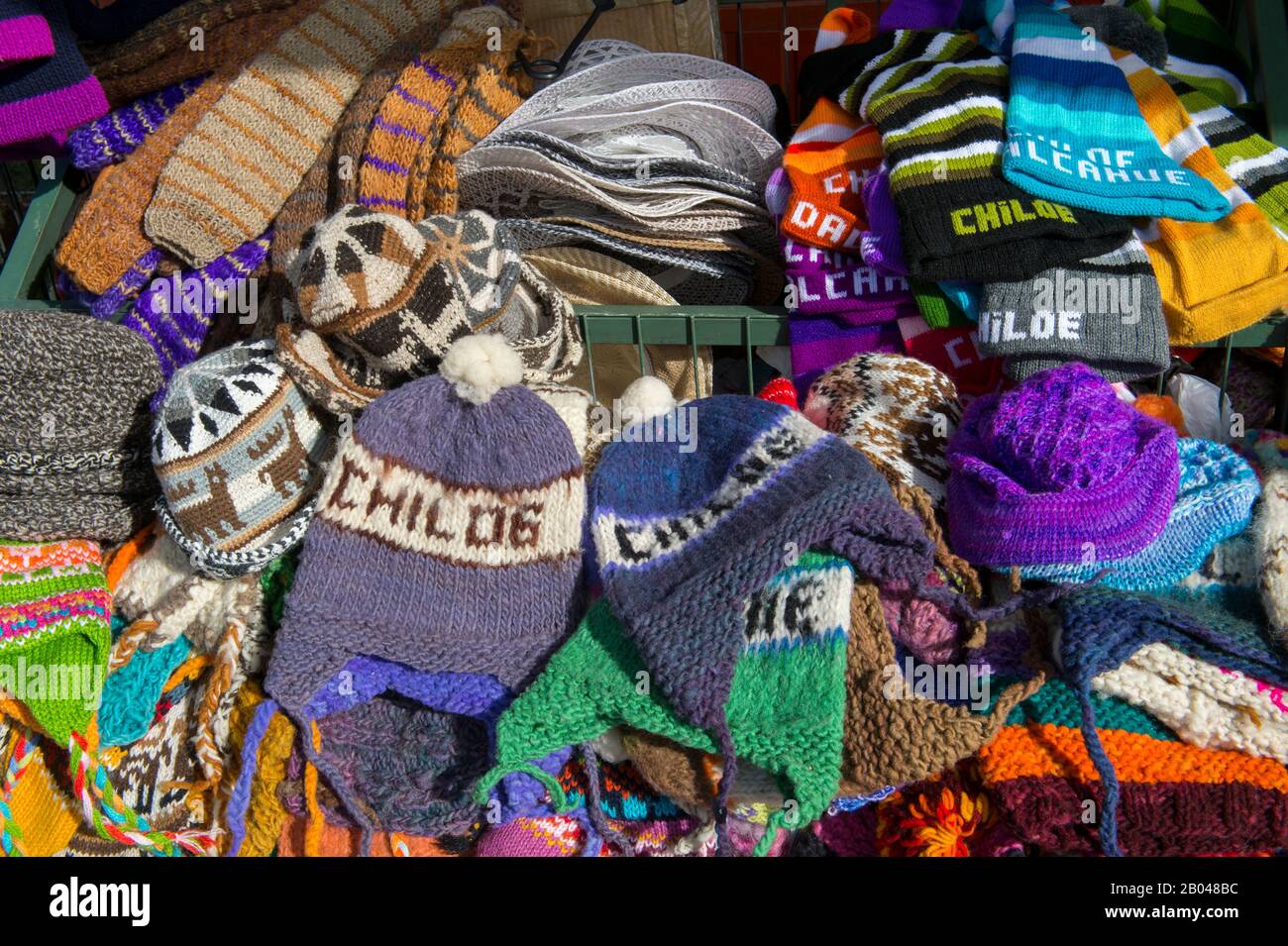 Souvenir artigianali locali in lana in vendita a Dalcahue, Isola di Chiloe, Cile meridionale. Foto Stock