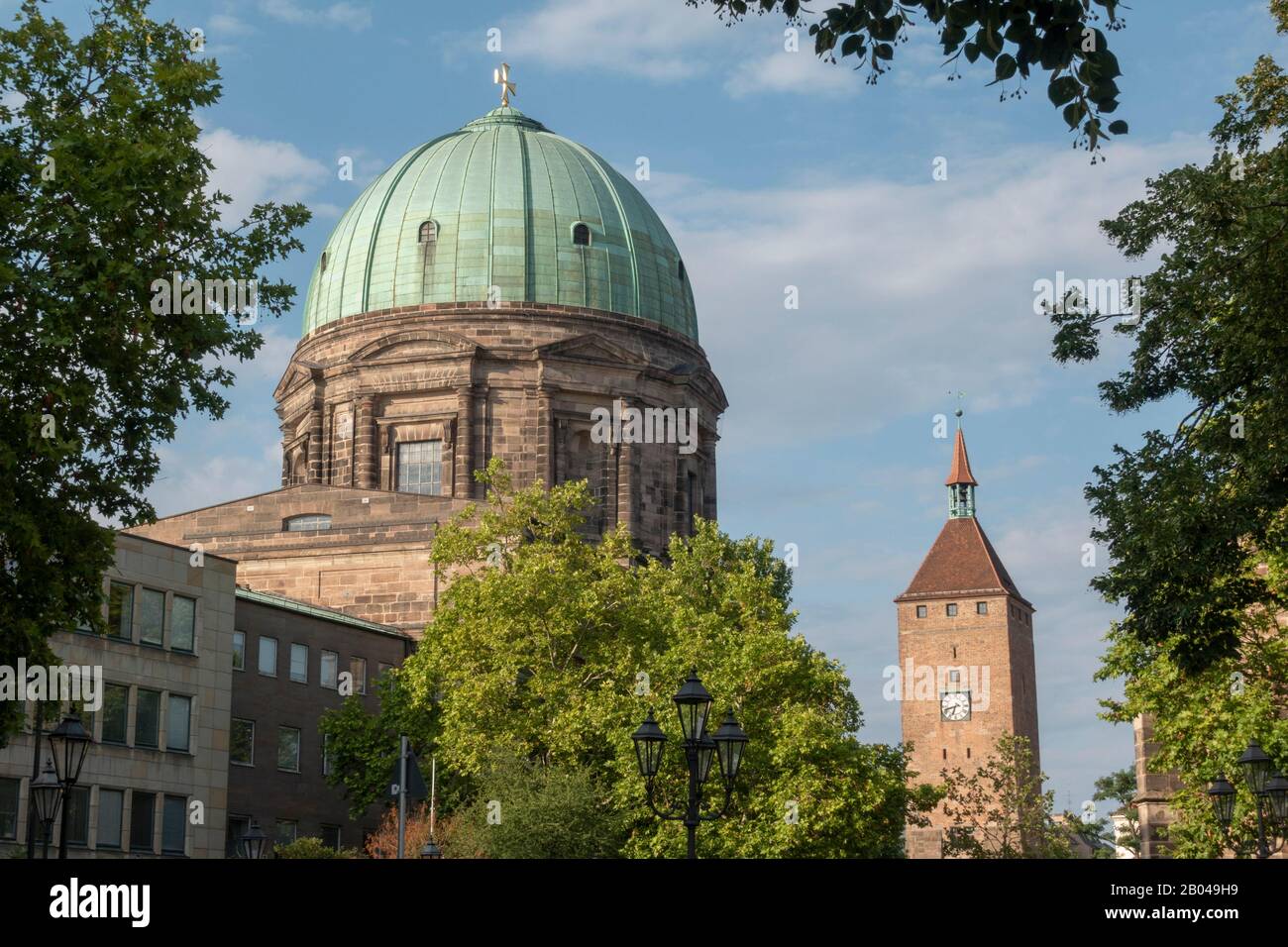 La cupola di S. Elisabethkirche (S. Elisabetta) con il Weißer Turm (Torre Bianca) dietro, Norimberga, Baviera, Germania. Foto Stock