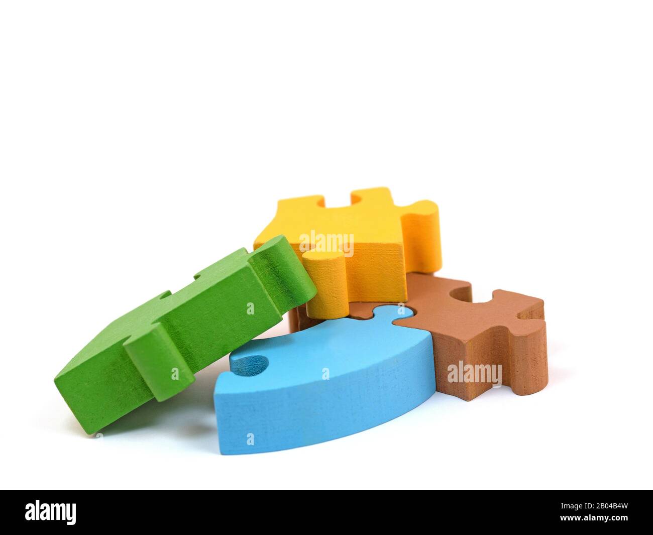 Pezzi di puzzle in legno colorato su sfondo bianco Foto Stock