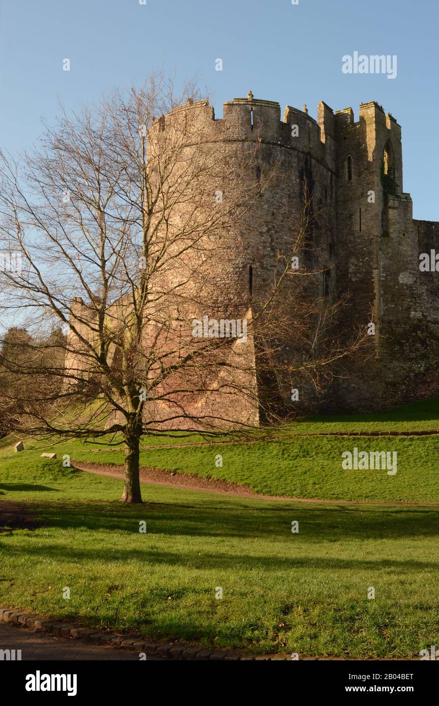Marten's Tower, Castello di Chepstow a Chepstow, Monboccuthshire, Galles del Sud. Vista dal parcheggio per i visitatori attuali. Foto Stock