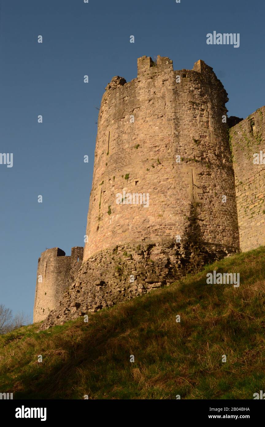 Torri verso il lato sud del castello di Chepstow a Chepstow, Monboccuthshire, Galles. Una mattina di febbraio. Foto Stock
