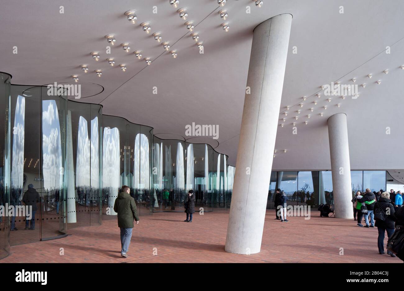 Amburgo, Elbphilharmonie, Entwurf Herzog & de Meuron, erbaut 2007-2016, Plaza, Rundpfeiler und wellenförmige Glaswand Foto Stock