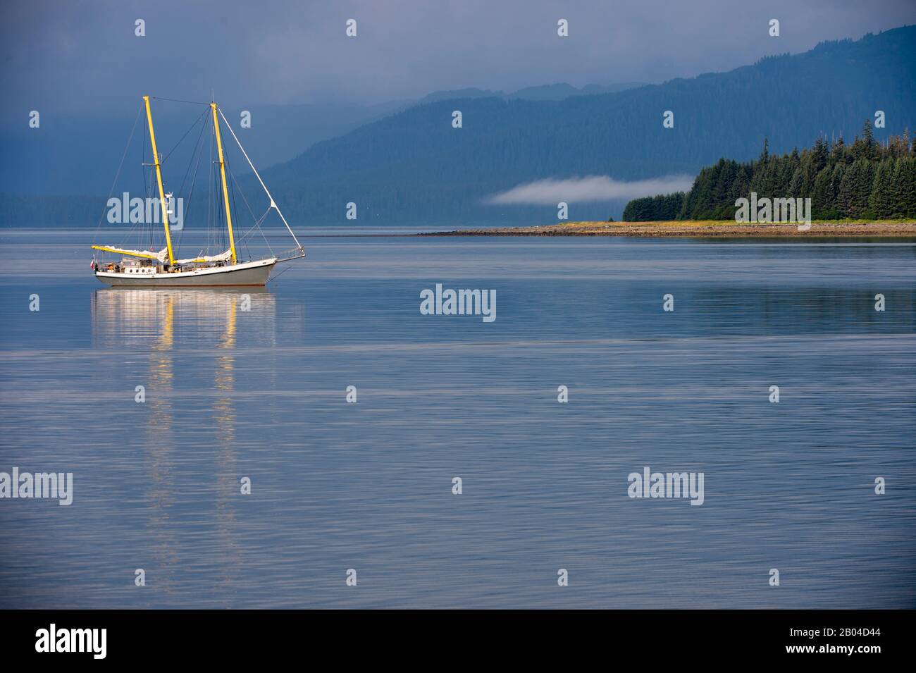 Barca a vela all'ancora a Bartlett Cove nel Glacier Bay National Park, Alaska sud-orientale, Stati Uniti. Foto Stock