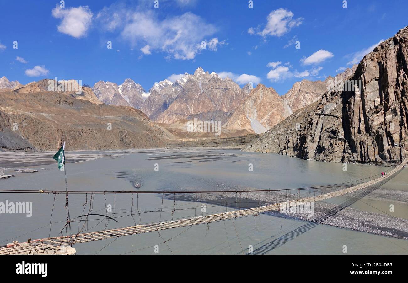 Hussaini sospensione sospeso Ponte sospeso a Hunza, il ponte più pericoloso del mondo con il passu cornes in background Foto Stock
