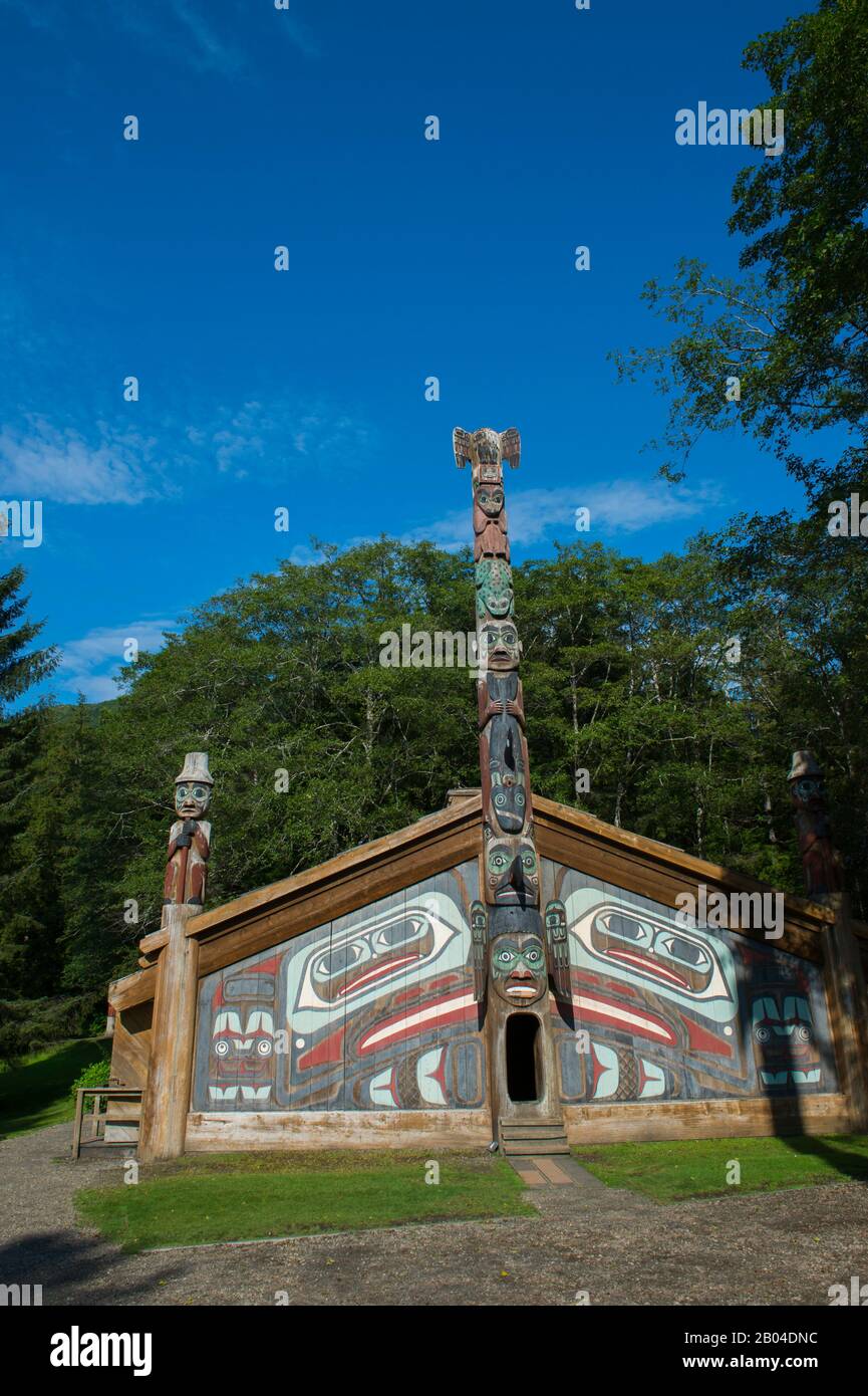 Vista della casa del clan al Totem Bight state Historical Park di Ketchikan, Alaska sud-orientale, Stati Uniti. Foto Stock