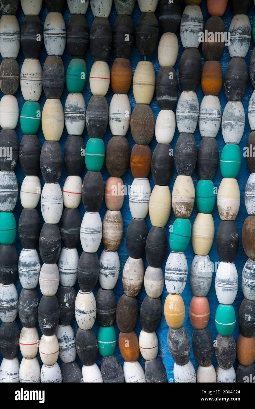 Casa decorata con galleggianti da rete di pesca in Wrangell città su Wrangell Island, Tongass National Forest, Sud-est Alaska, Stati Uniti. Foto Stock