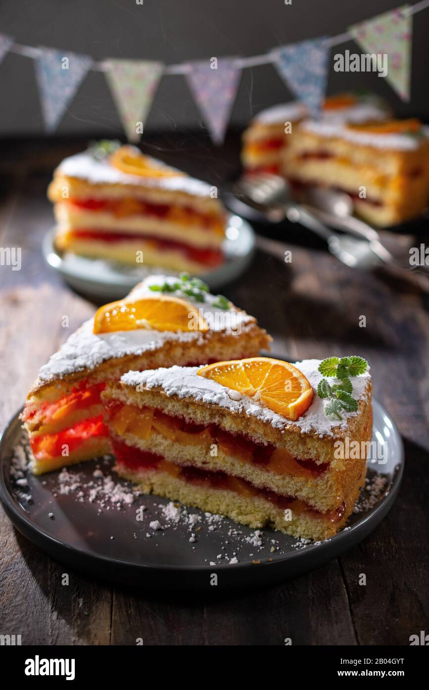Torta di frutta di compleanno con jelly.dolce dolce con sapore di arancia.cibo Sano e bevanda Foto Stock