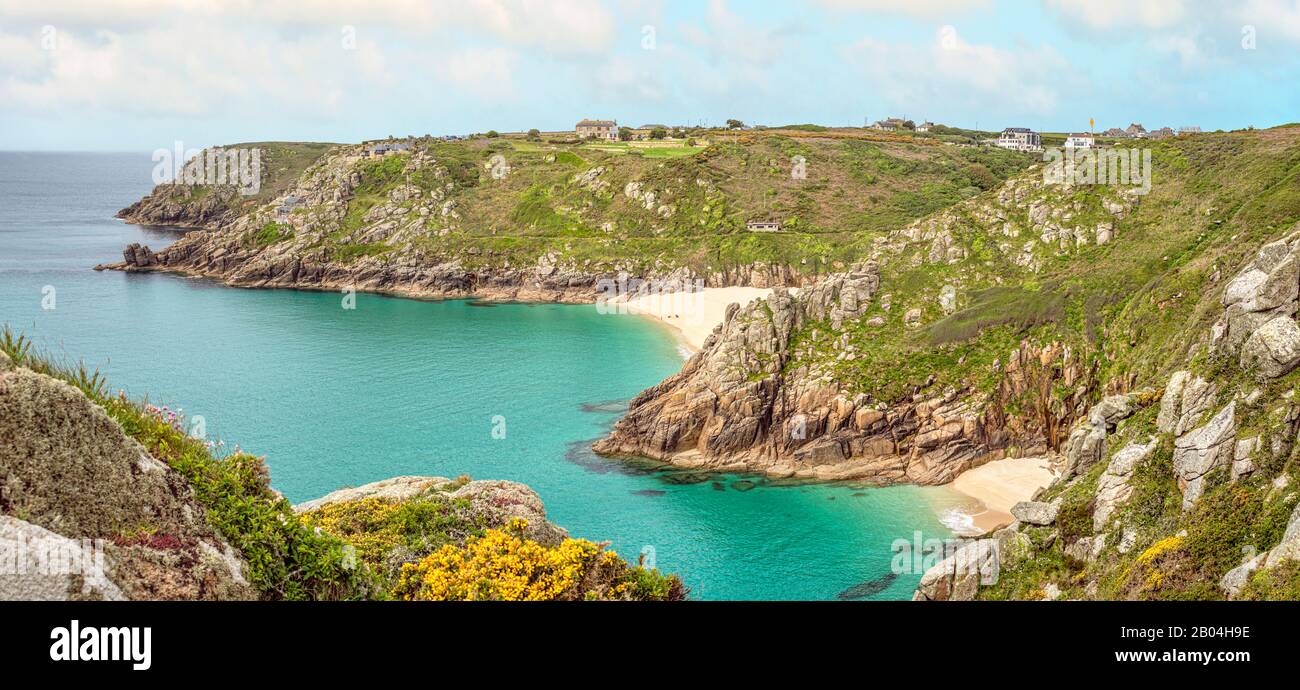 Panorama della costa vicino Porthcurno, Cornovaglia, Inghilterra, Regno Unito Foto Stock