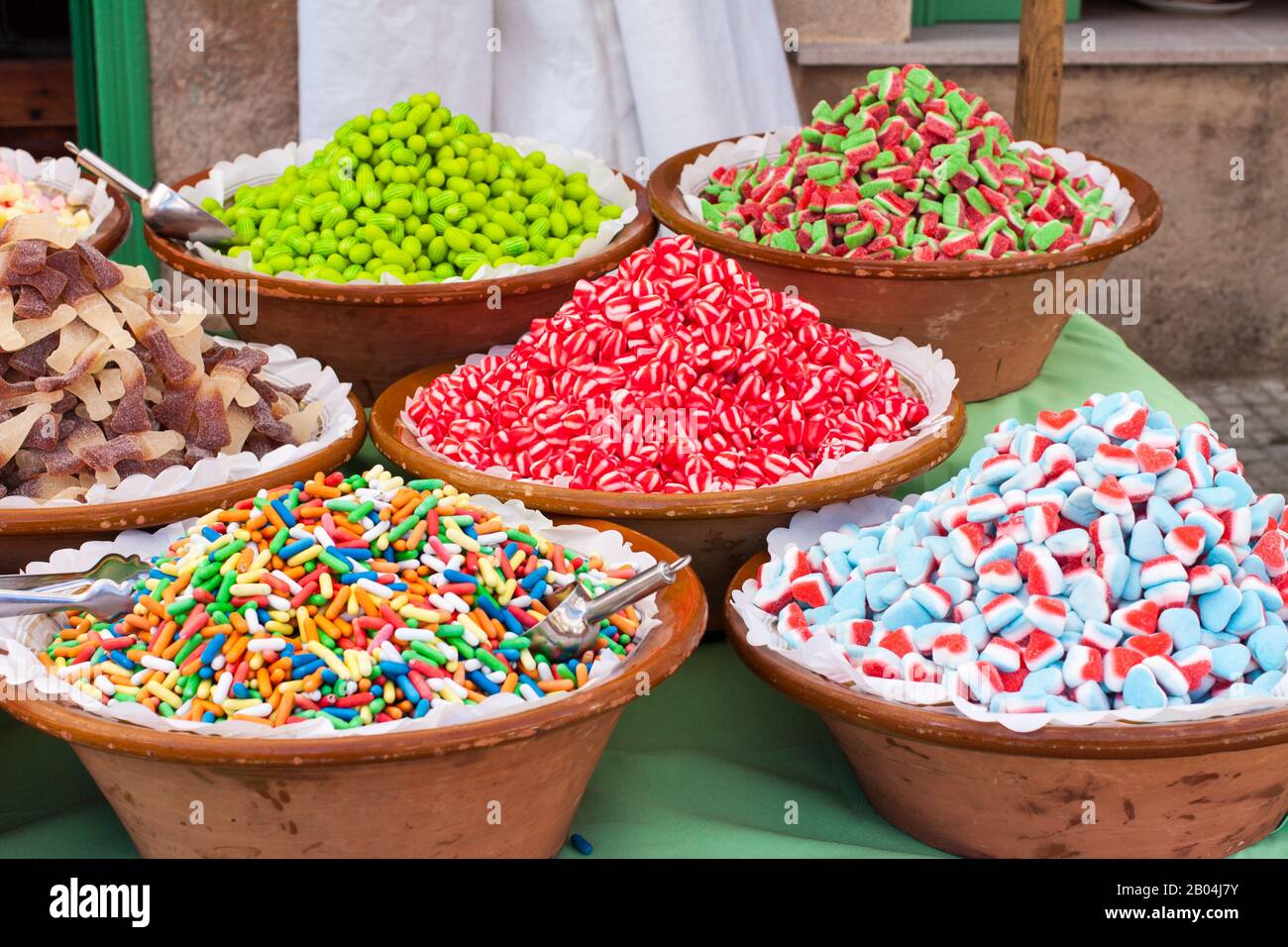 Un assortimento di gomme da vino in vendita sul mercato Porreres. Porreres, Maiorca, Spagna Foto Stock