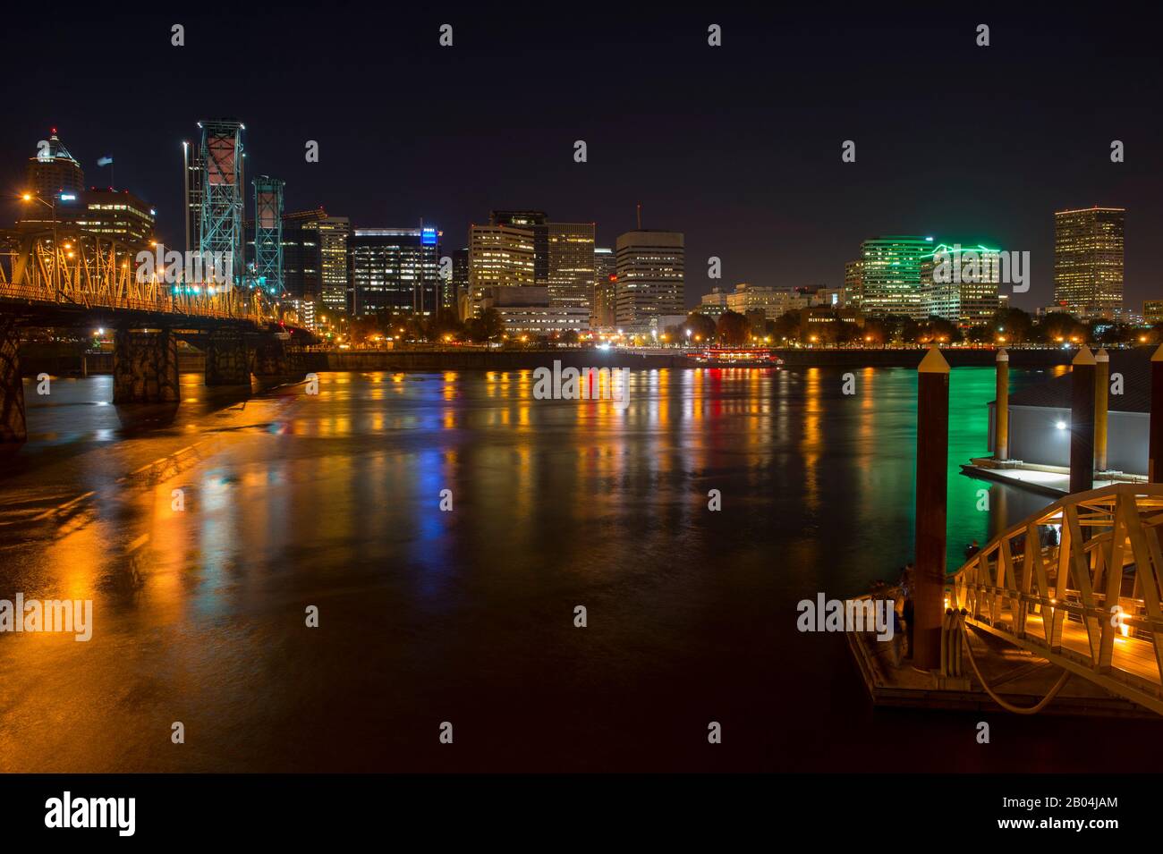 Vista notturna del centro di Portland con Hawthorne Bridge dall'altra parte del fiume Willamette in Oregon, Stati Uniti. Foto Stock