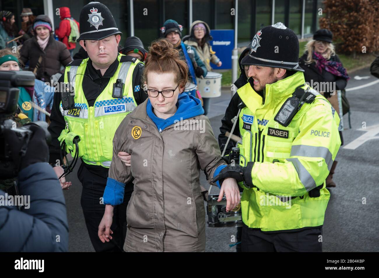 Estinzione Rebellion il 18th febbraio 2020 Protestando presso lo Schlumberger Building di Cambridge, Regno Unito. Il protestante Gabriella Ditton è stato arrestato. Foto Stock