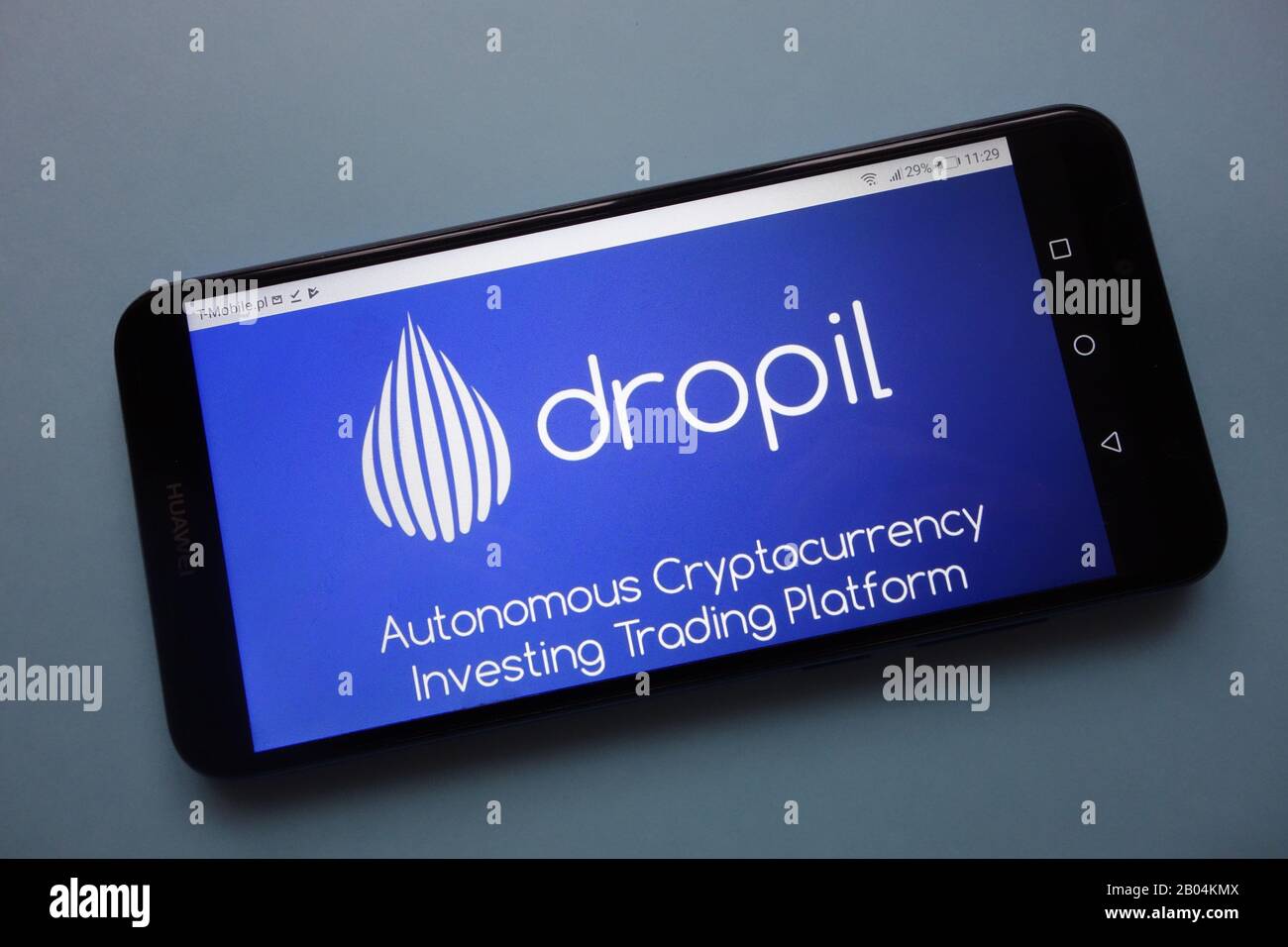 Il logo di criptovaluta Dropil (DROP) viene visualizzato sullo smartphone Foto Stock