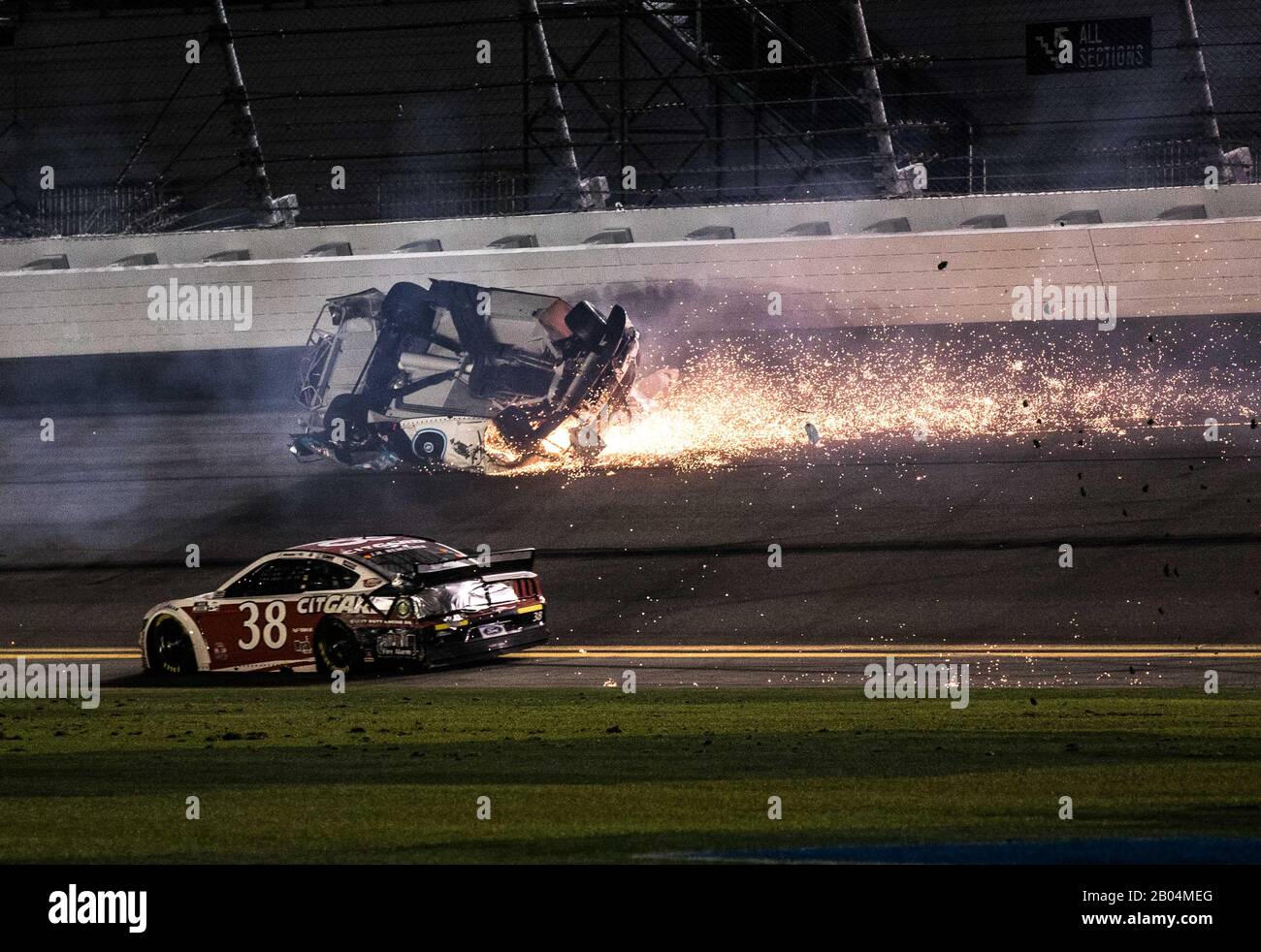 Daytona, Stati Uniti. 18th Feb, 2020. Ryan Newman scivola a testa in giù mentre John Hunter Nemechek guida dopo un incidente alla fine della 62nd Daytona 500, il Lunedi, 17 febbraio 2020 a Daytona, Florida. Foto di Edwin Locke/UPI Credit: UPI/Alamy Live News Foto Stock