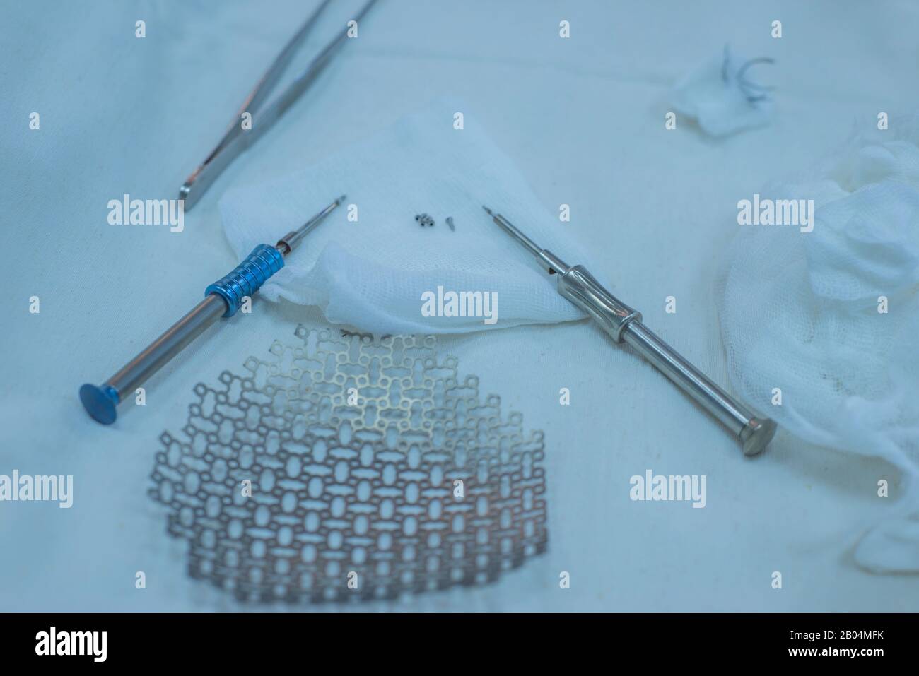 Morsetto per cranio con perni e soluzione antisettica per il fissaggio della testa in chirurgia neurochirurgica sala operatoria strumenti neurochirurgici, tra cui un titaniu Foto Stock