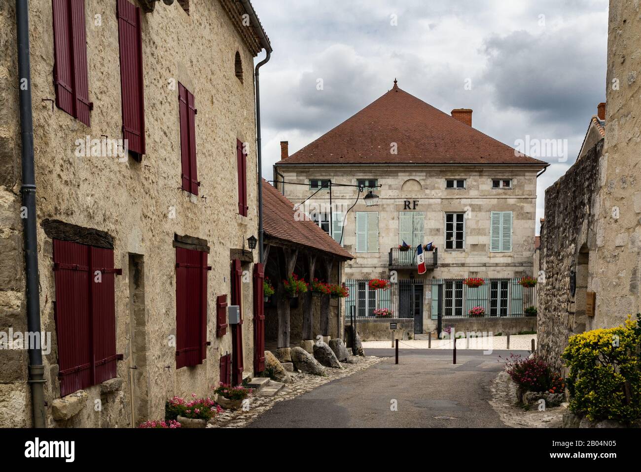 Il municipio di Charroux, un 'Plus beau village de France', in una giornata estiva nuvoloso, Allier, Francia. Foto Stock