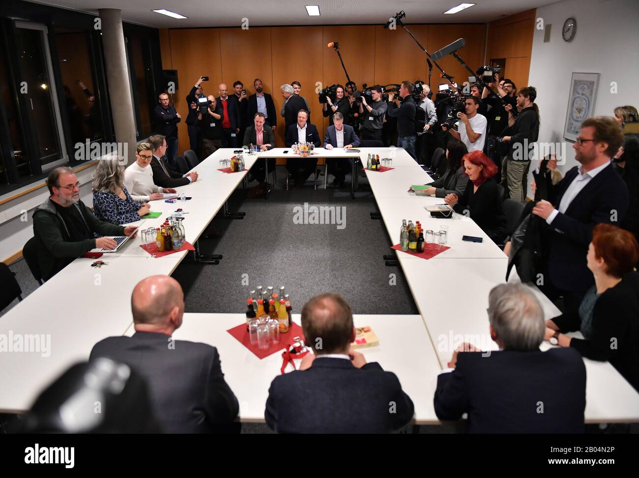 Erfurt, Germania. 18th Feb, 2020. I rappresentanti della sinistra, del DOCUP e dei Verdi, nonché della CDU, si riunivano nuovamente nel parlamento dello Stato della Turingia. Vi sono divergenze di opinione tra i quattro partiti in merito ai tempi delle nuove elezioni in Turingia. Credito: Martin Schutt/Dpa-Zentralbild/Dpa/Alamy Live News Foto Stock