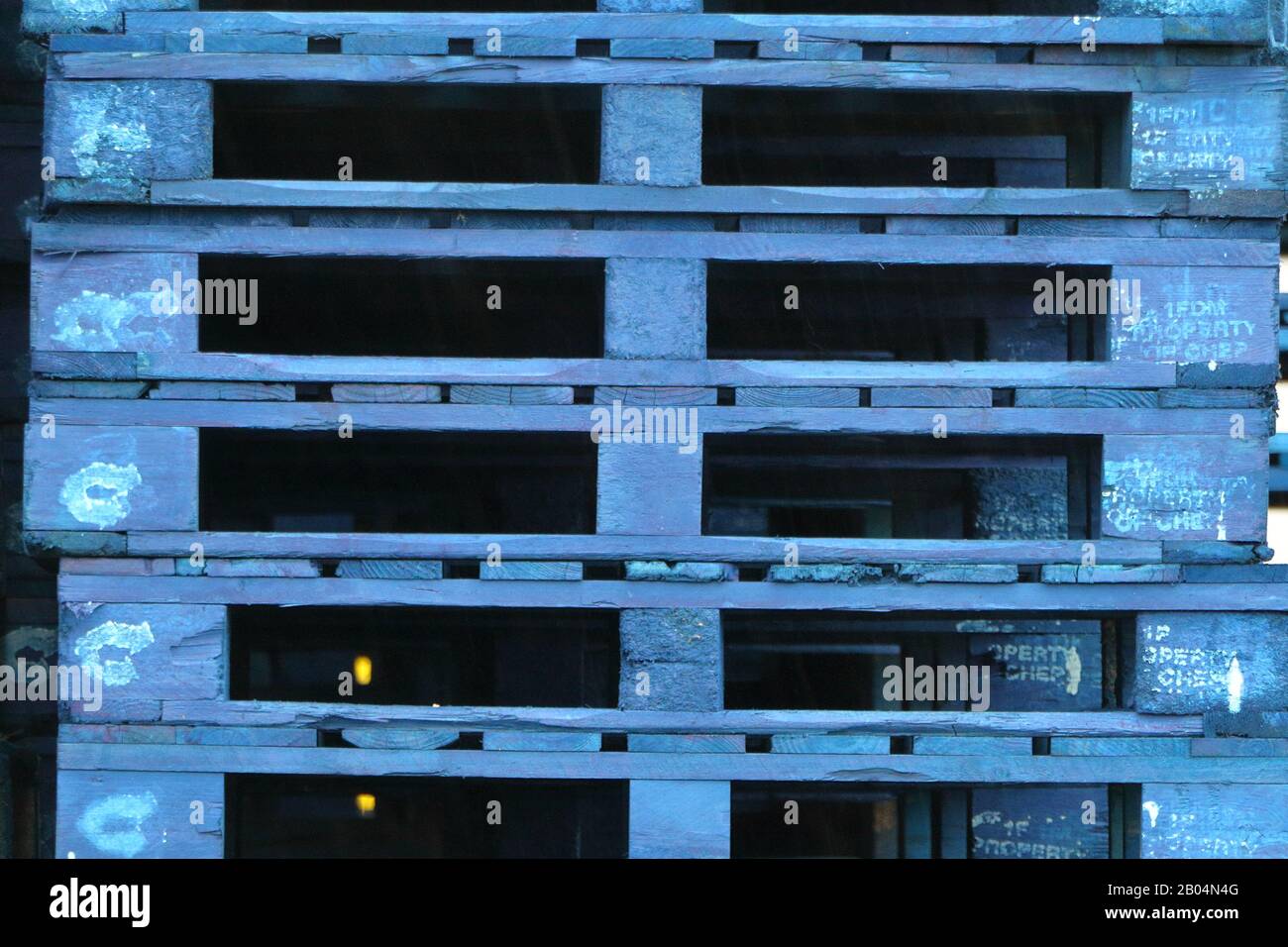 Una pila di pallet di legno di colore blu ( Pantone 2020 ) Foto Stock
