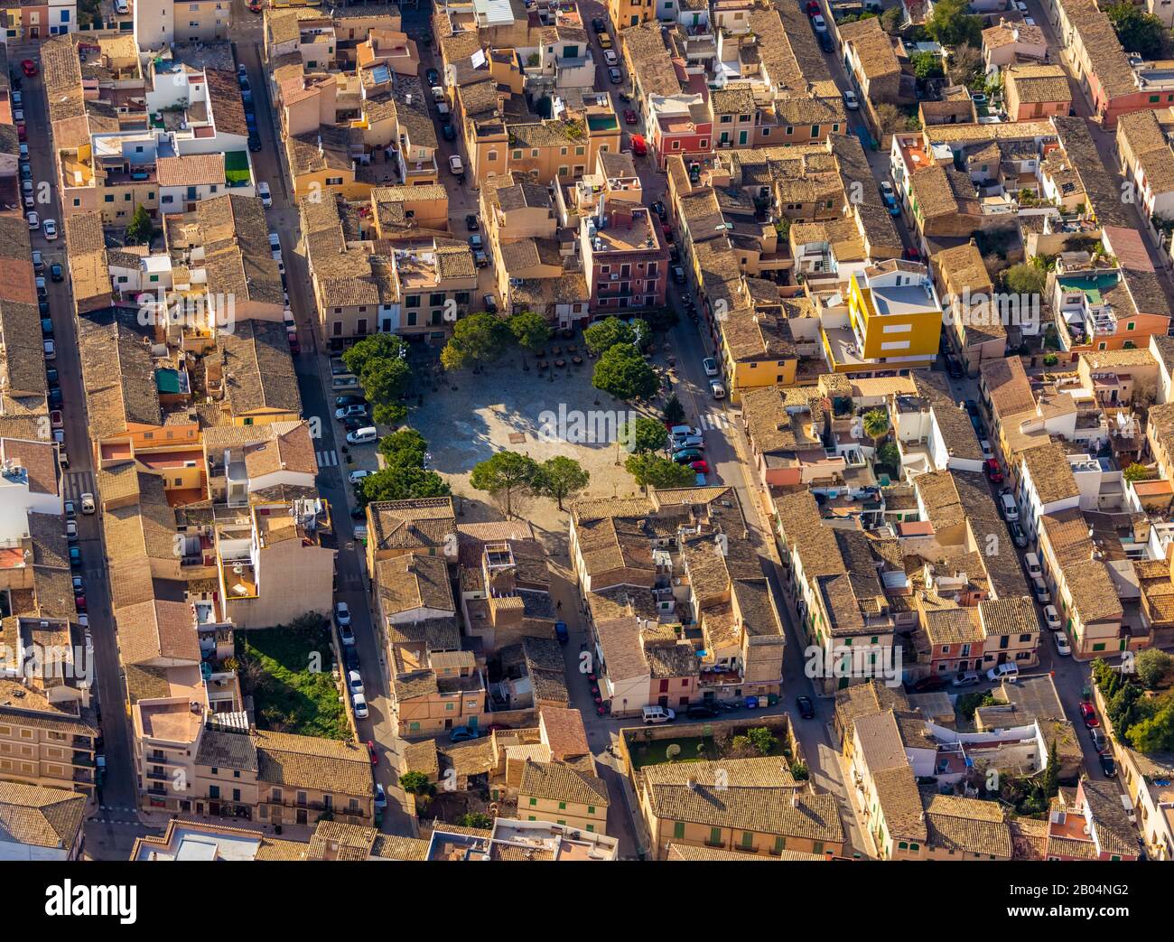 Veduta aerea, posizione vista tetti rossi Andratx, Plaza Espana, Andratx, Mallorca, Spagna, Europa, Isole Baleari, ES, Espana, tassa di soggiorno, alberi verdi, Foto Stock