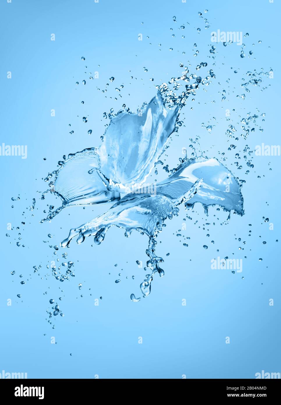 Farfalla realistica fatta di spruzzi di acqua e gocce isolato su sfondo blu Foto Stock