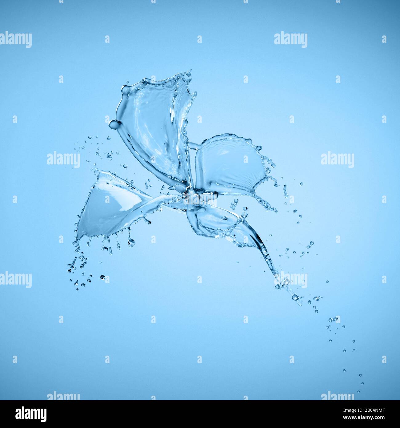 Farfalla realistica fatta di spruzzi di acqua e gocce isolato su sfondo blu Foto Stock