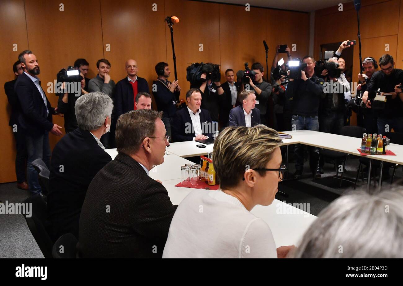 Erfurt, Germania. 18th Feb, 2020. I rappresentanti della sinistra, del DOCUP e dei Verdi, nonché della CDU, si riunivano nuovamente nel parlamento dello Stato della Turingia. Vi sono divergenze di opinione tra i quattro partiti in merito ai tempi delle nuove elezioni in Turingia. Credito: Martin Schutt/Dpa-Zentralbild/Dpa/Alamy Live News Foto Stock