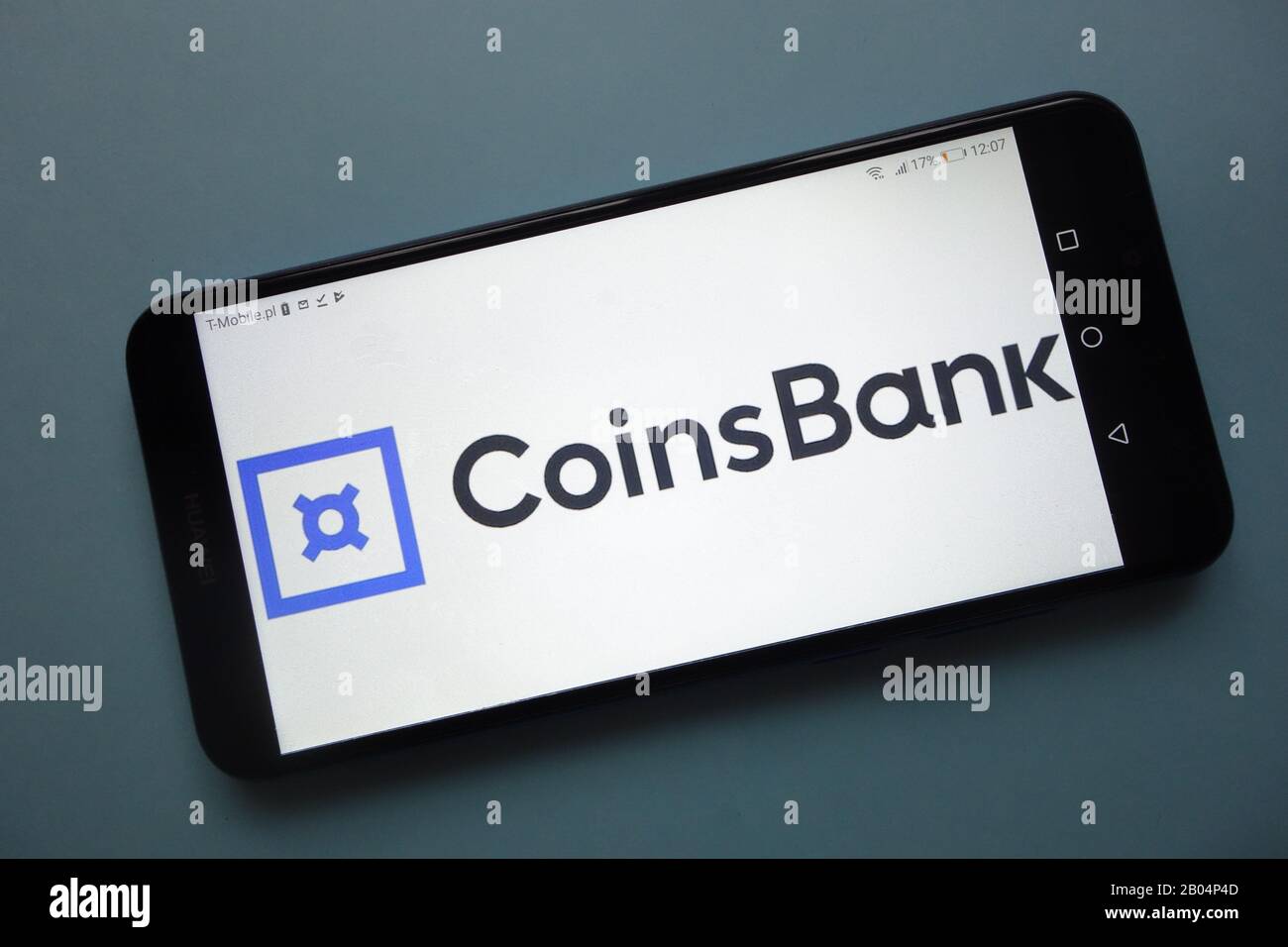 Il logo CoinsBank cryptocurrency Exchange viene visualizzato sullo smartphone Foto Stock