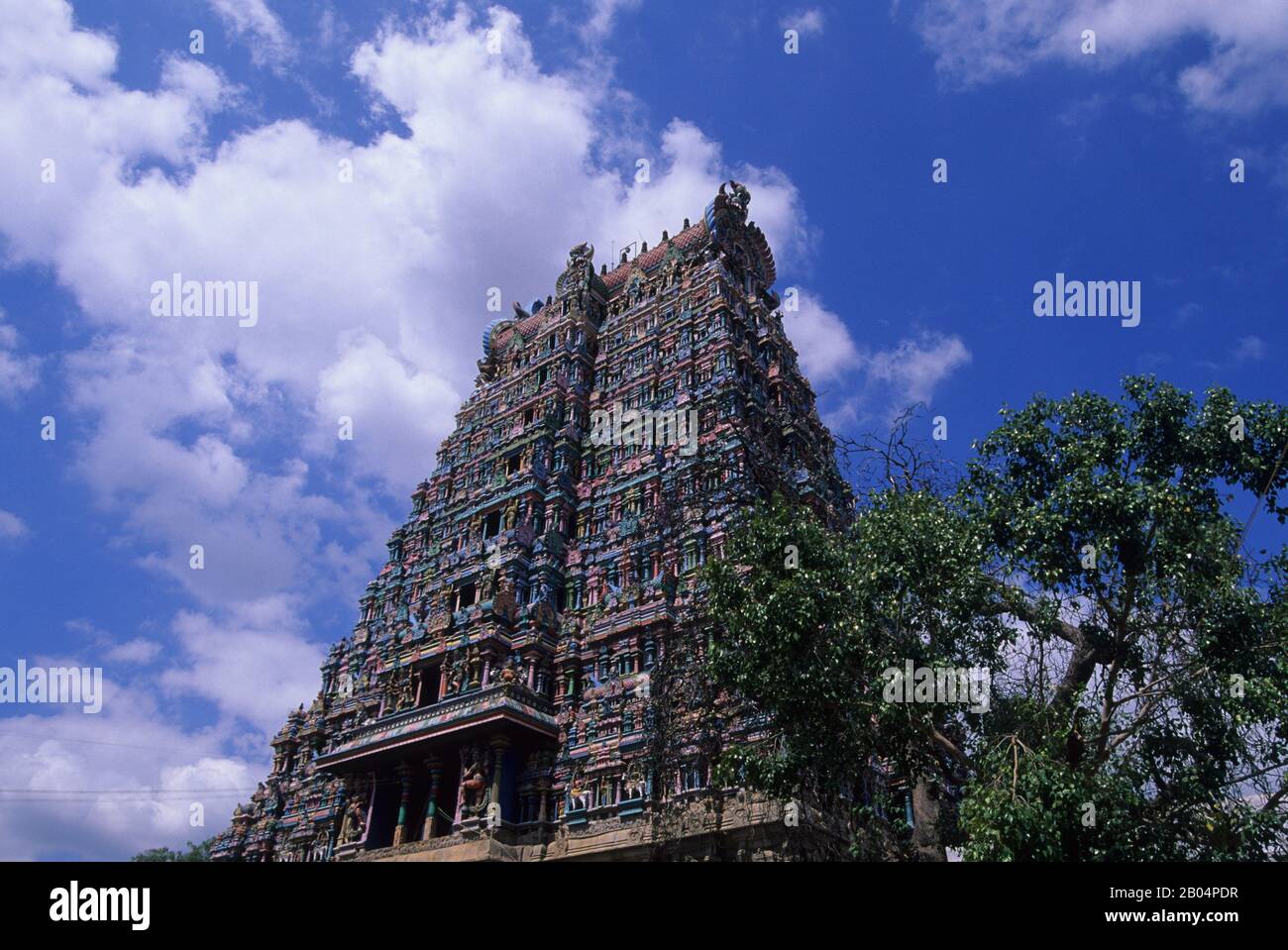 Porta colorata del Tempio di Meenakshi Amman, che è uno storico tempio indù costruito nel 1560 e situato sulla riva meridionale del fiume Vaigai nel Th Foto Stock